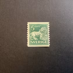 STÅENDE LEJON FNR 140 A OSTÄMPLAT MÄRKE MED FASTSÄTTARSPÅR