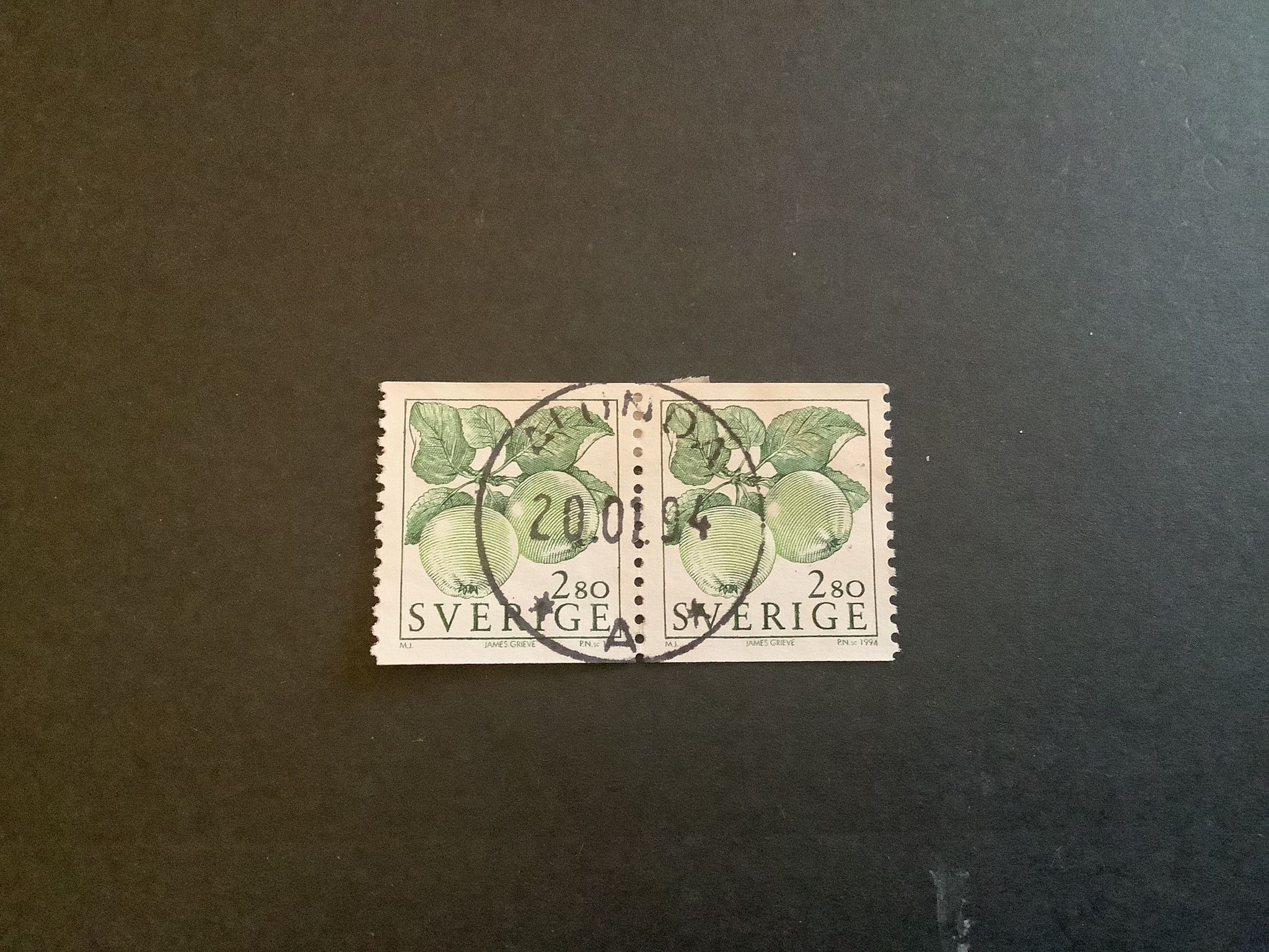 Äpplen och plommon facit nr 1820 lyxstämplat par ALUNDA