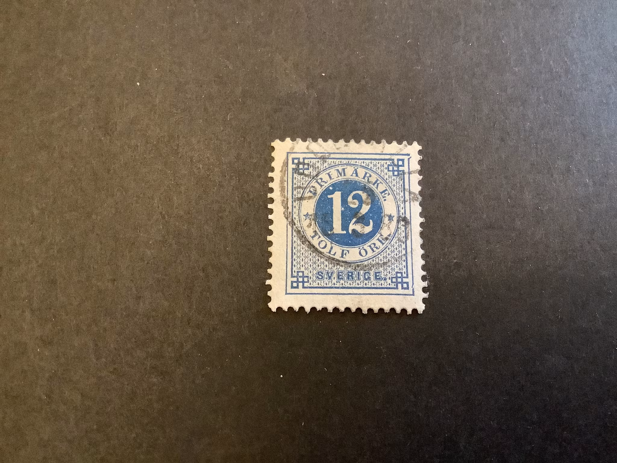 Facit nr 32 med bruten ytterram på 2 ställen