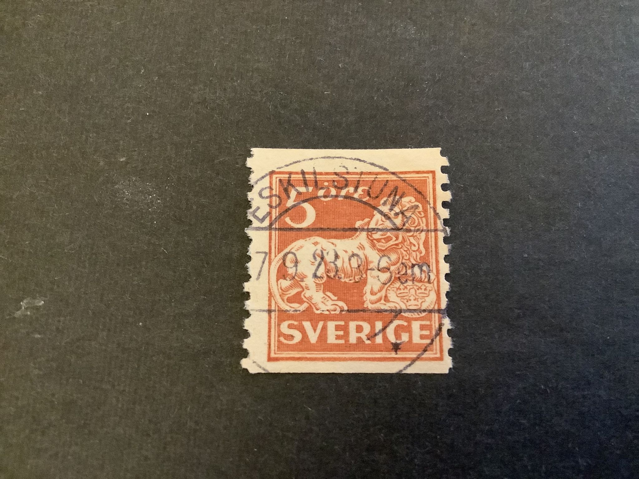 Stående lejon facit nr 142 A praktstämplat ESKILSTUNA