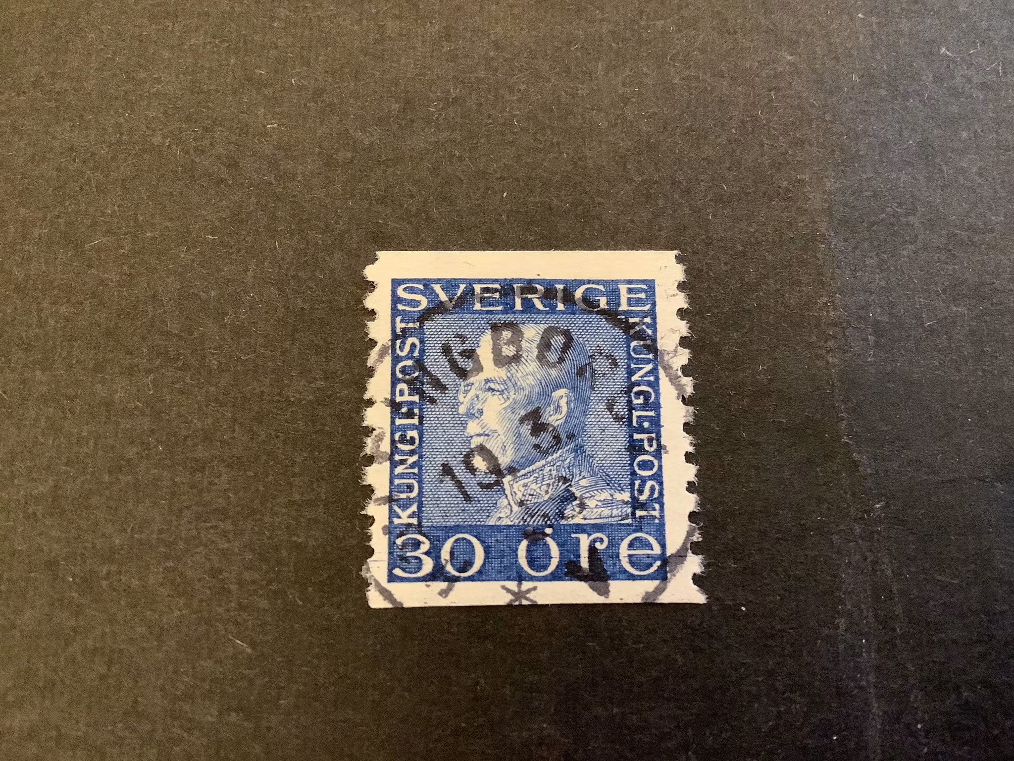 Gustaf V profil vänster facit nr 185 med plåtspricka