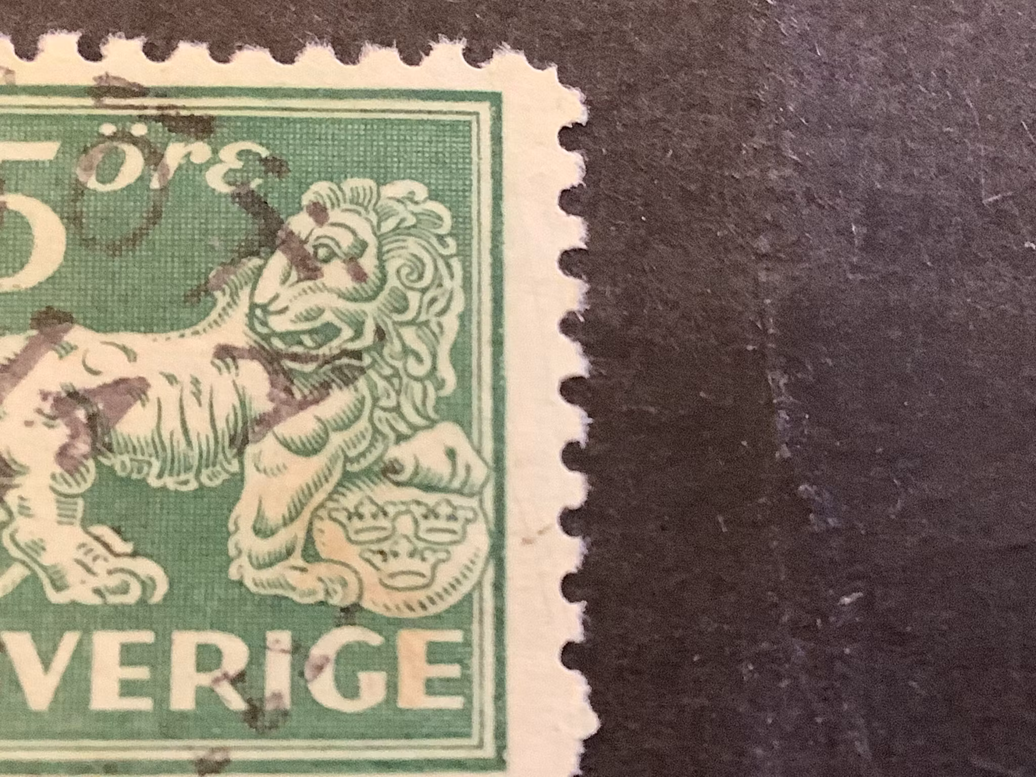 Stående lejon facit nr 143 C med plåtsprickor