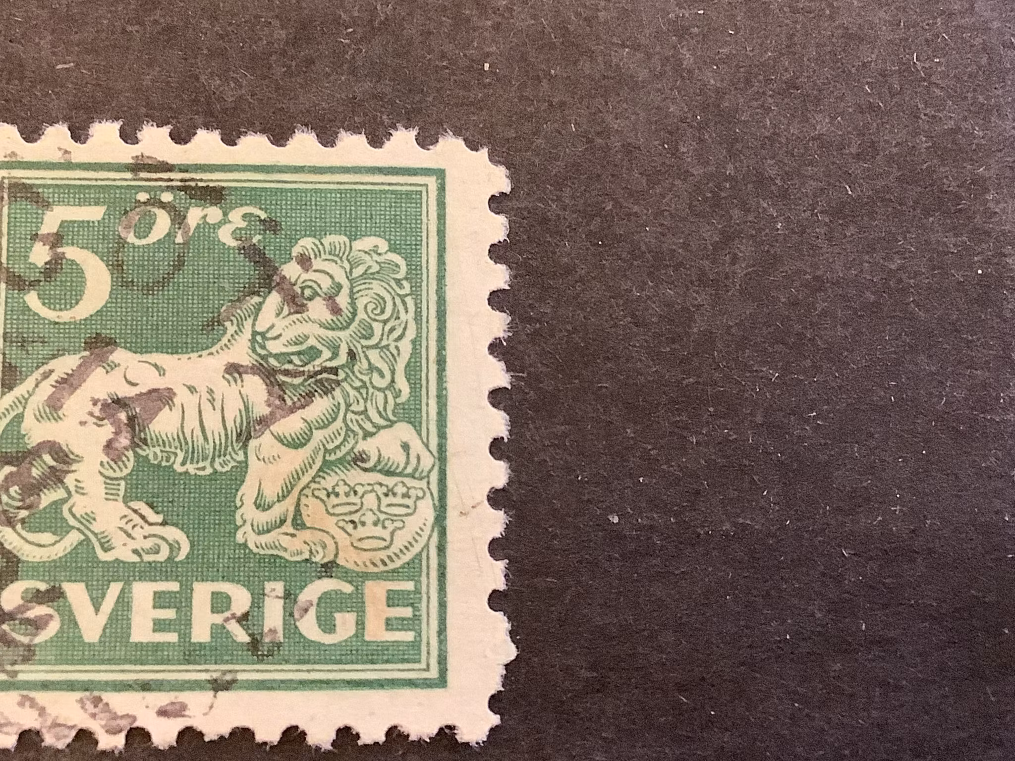 Stående lejon facit nr 143 C med plåtsprickor