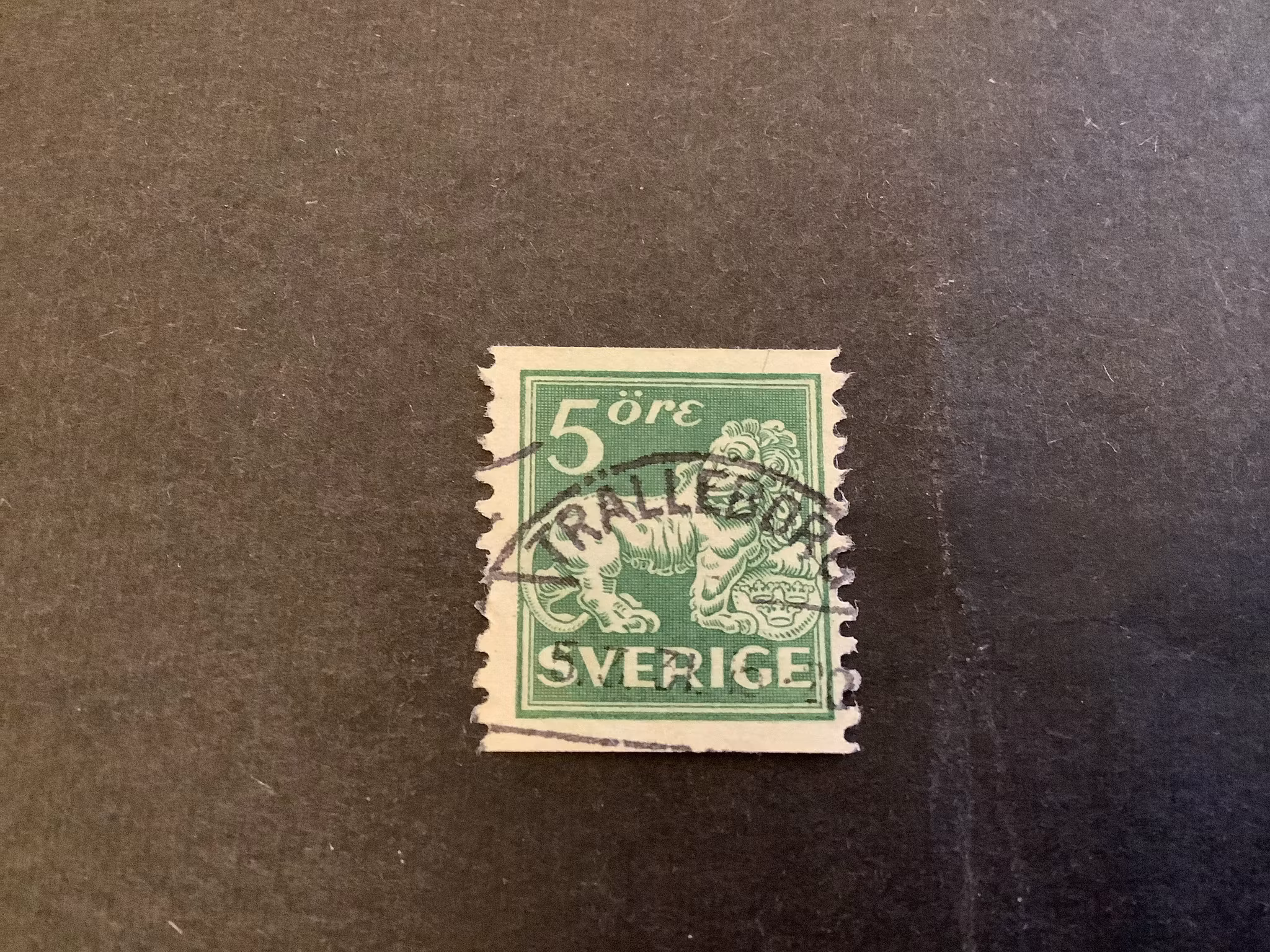 Stående lejon facit nr 143 A med plåtspricka