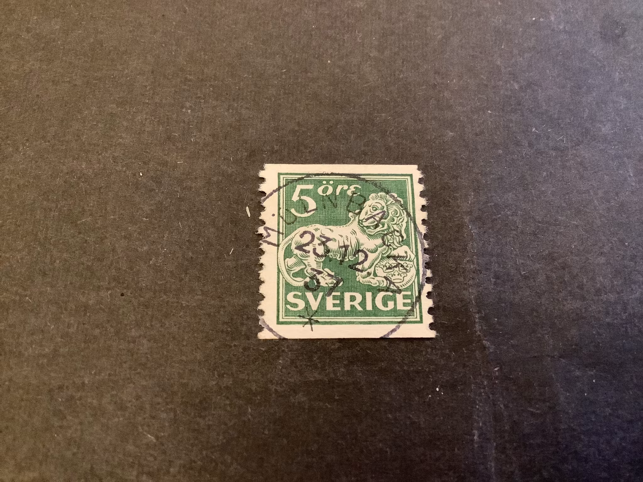 Stående lejon facit nr 143 A praktstämplat MÖLNBACKA