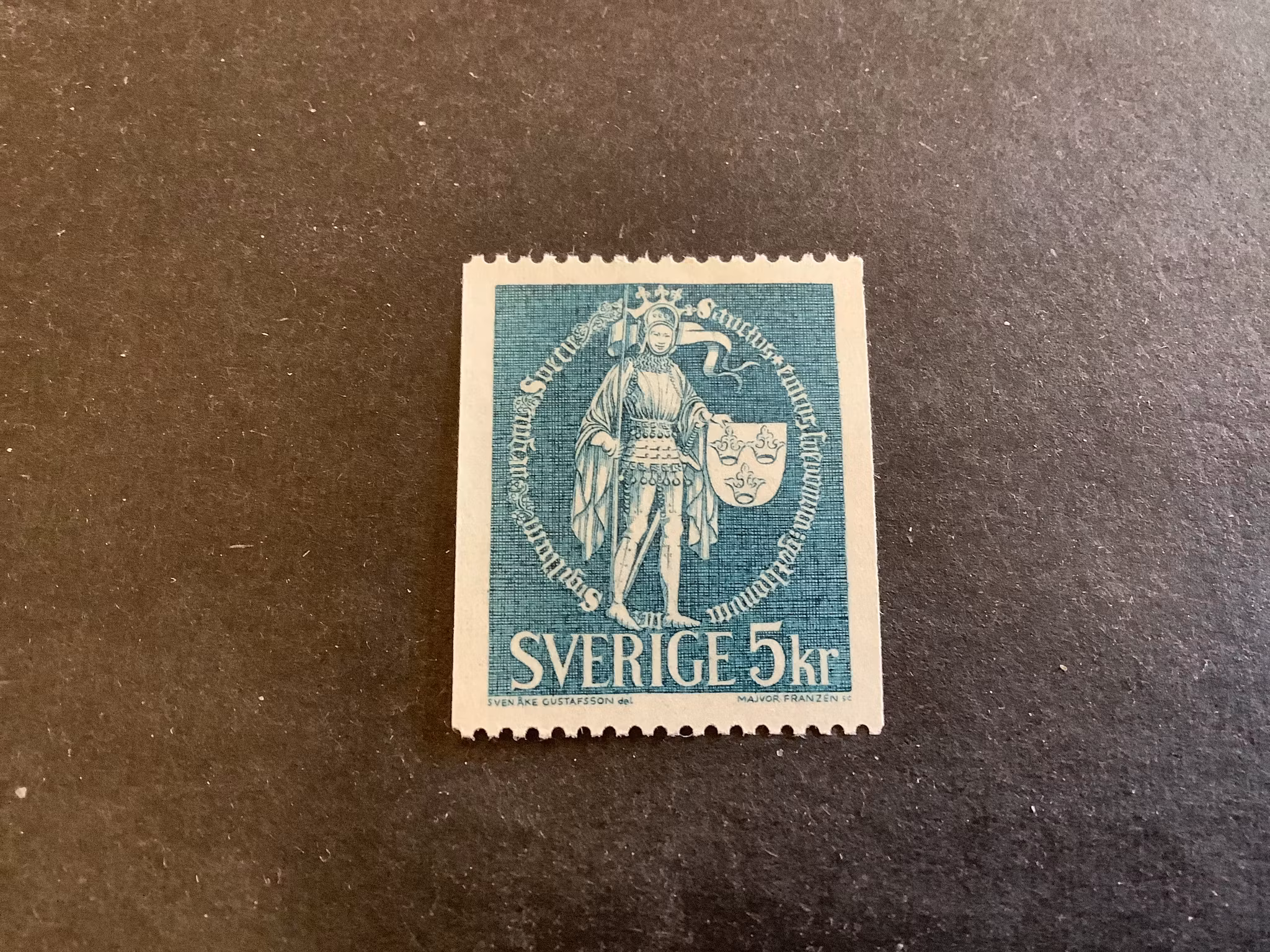 Rikssigillet 1439 med gul fluorescens, blank gummering facit nr 690 V1 postfriskt märke