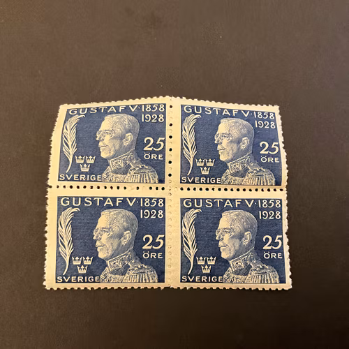 Gustaf V 70 år facit nr 230 postfriskt 4-block med skada i tandningen på det nedersta högra märket