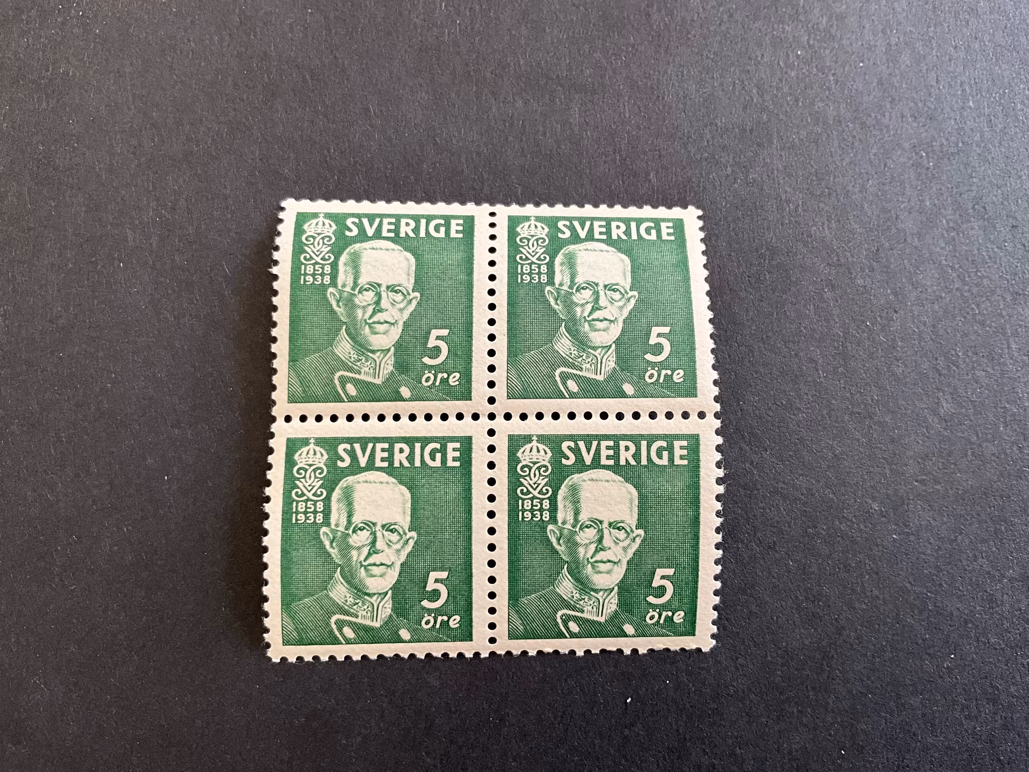Gustaf V 80 pr postfriskt 4-block facit nr 266 C