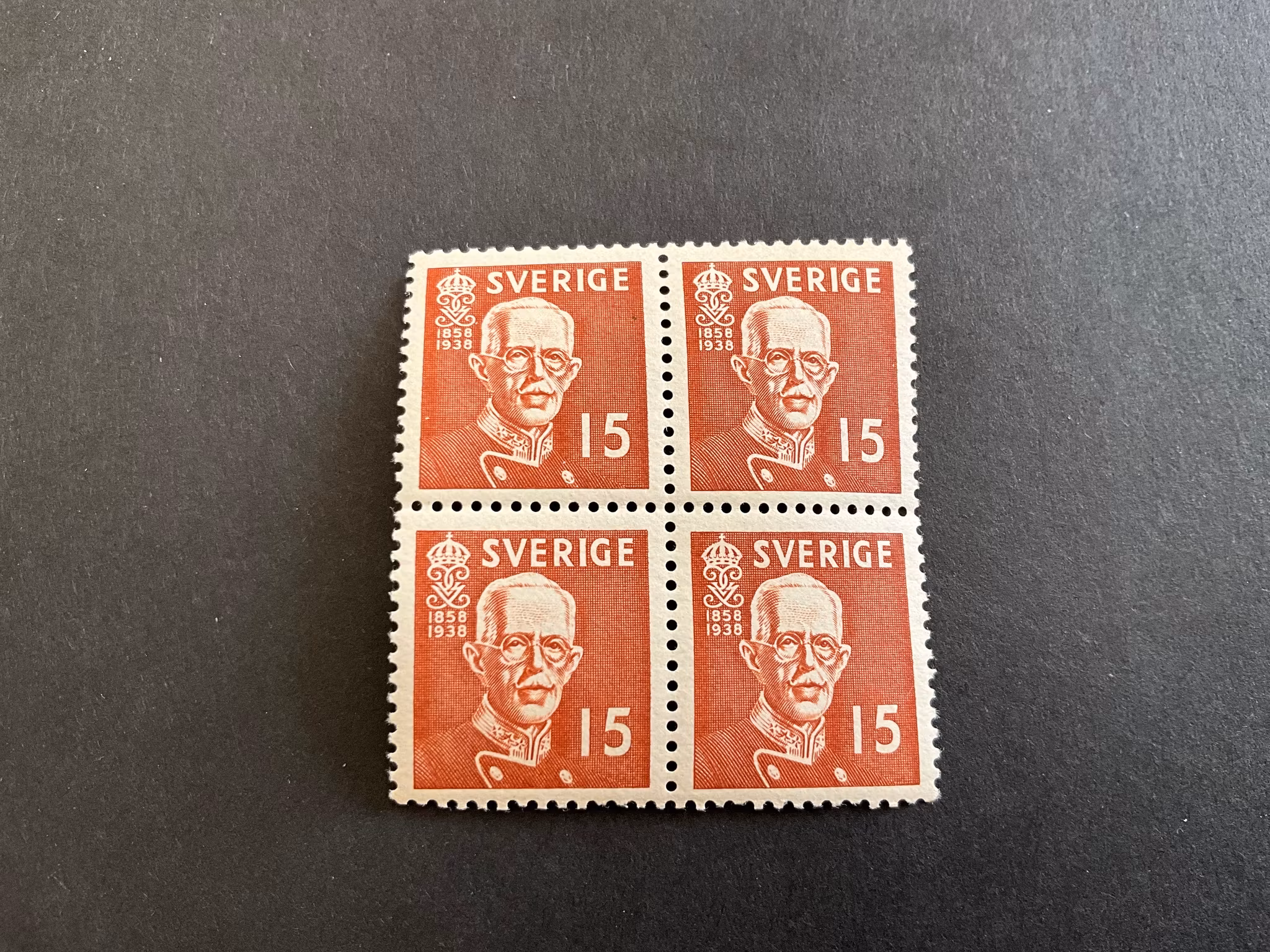 Gustaf V 80 år postriskt 4-block facit nr 267 C