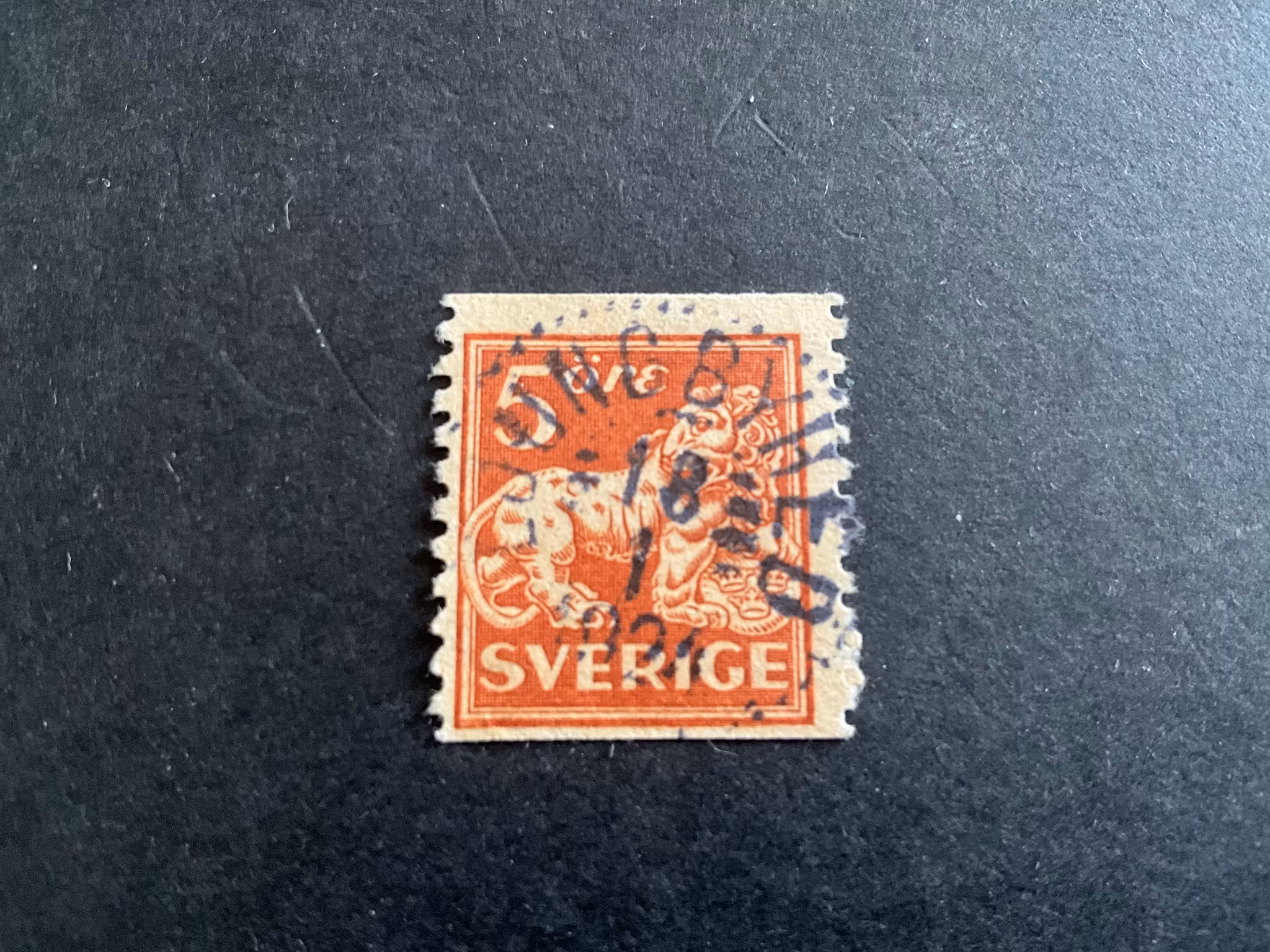 Stående lejon typ II facit nr 142 A praktstämplat LJUNGBYHED