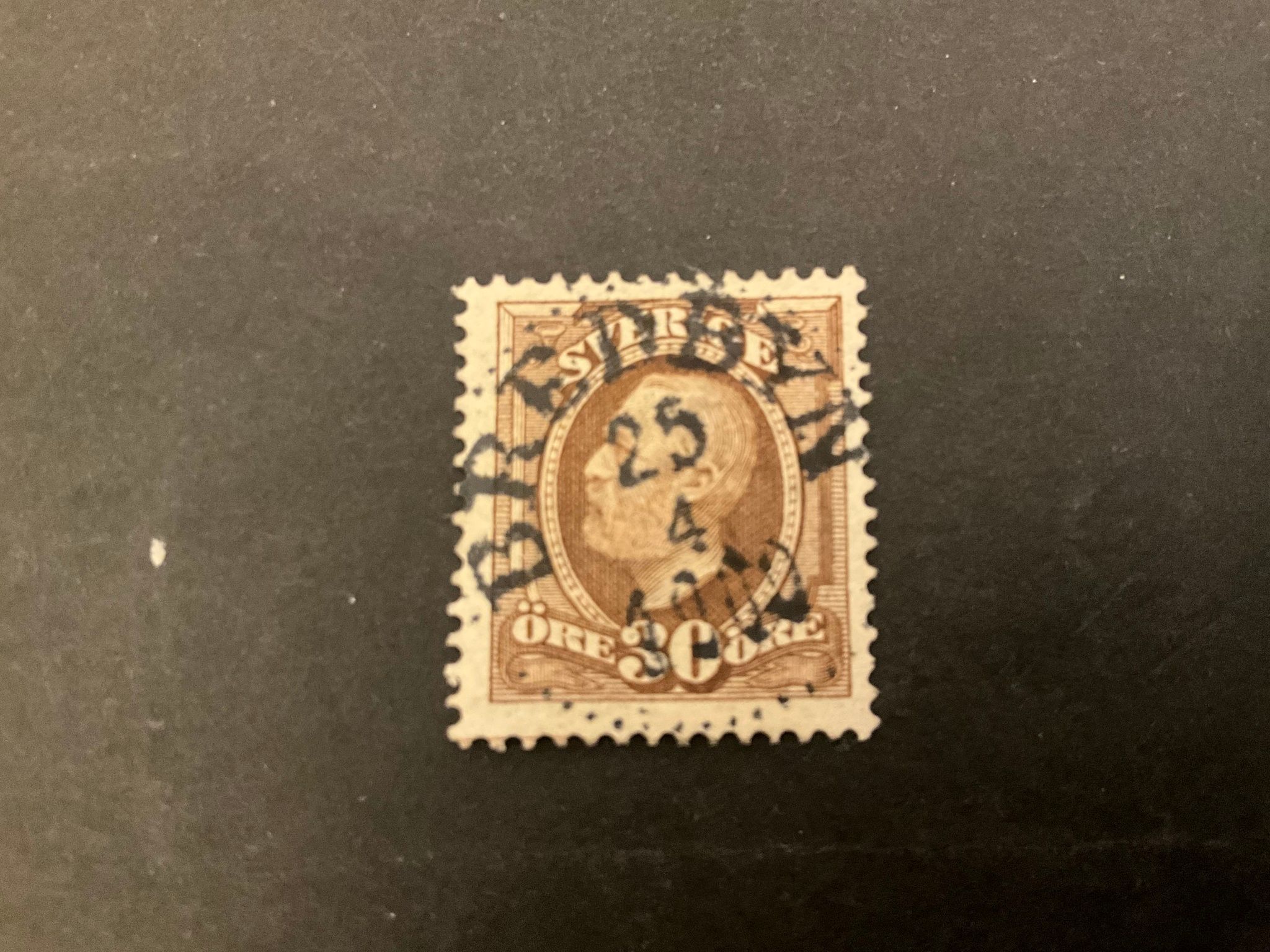 Oscar II facit 58 praktstämplat BREDBYN 25/4 1900 med lödskarvslinje