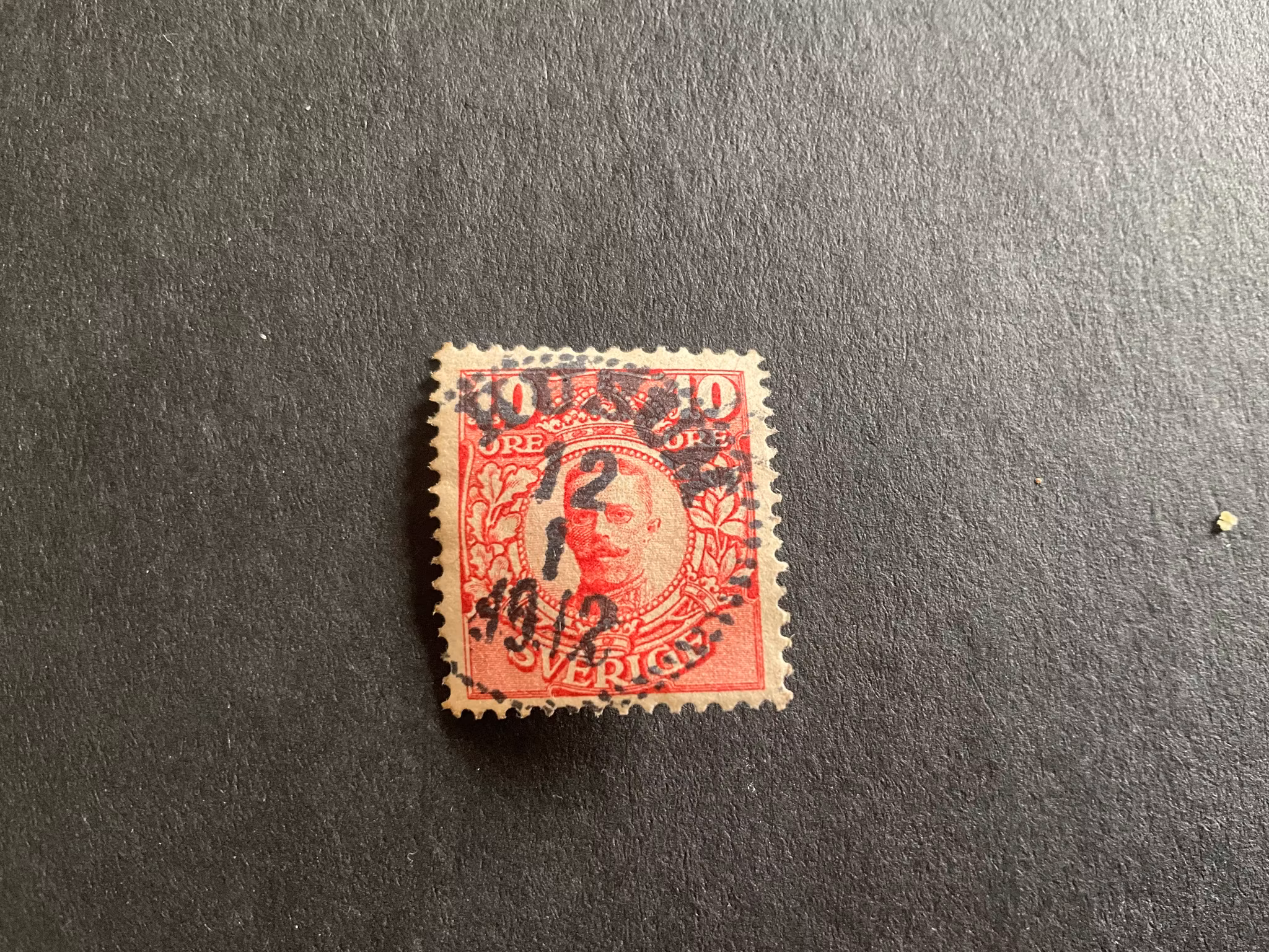 Gustaf V i medaljong facit 82 praktstämplat HUSUM