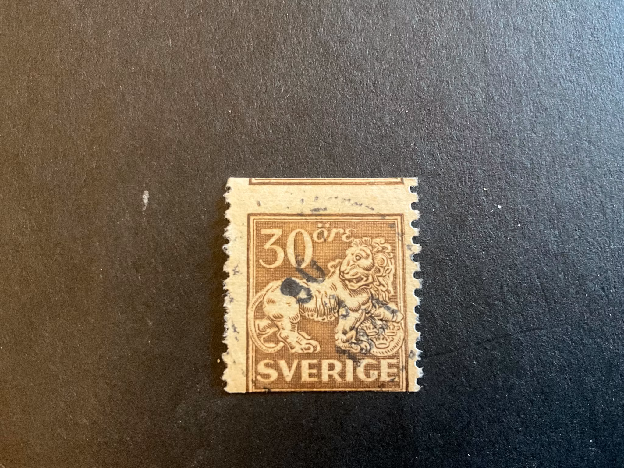 Stående lejon facit nr 148 A med del av 2 frimärksbilder