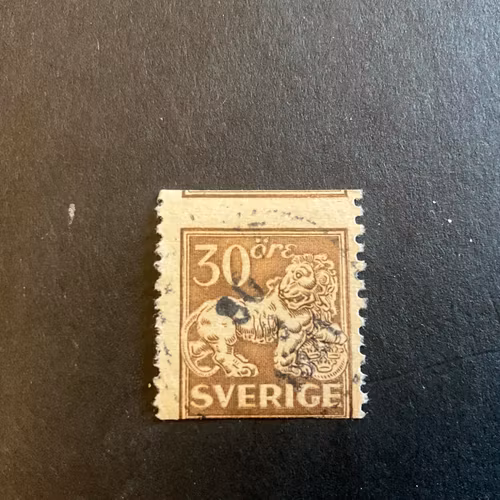 Stående lejon facit nr 148 A med del av 2 frimärksbilder