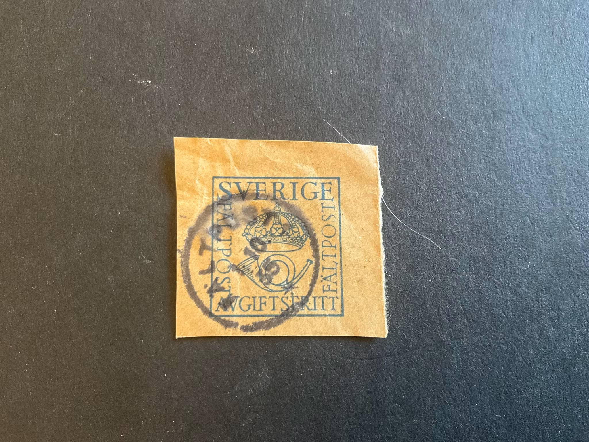 Militärmärke med suddig stämpel FÄLTPOST 1