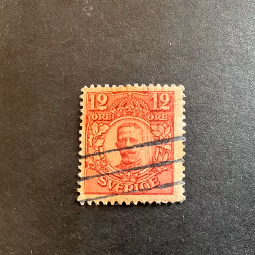 Gustaf V i medaljong facit nr 83 med färgavfällningar i ramen