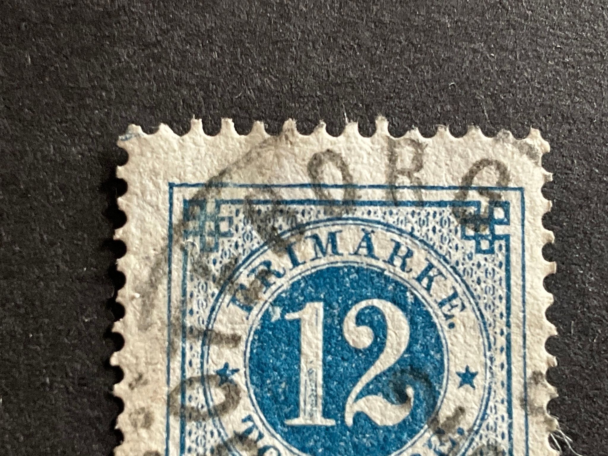 Ringtyp T 13 facit nr 32 med skuggade siffror och färglinje i marginalen