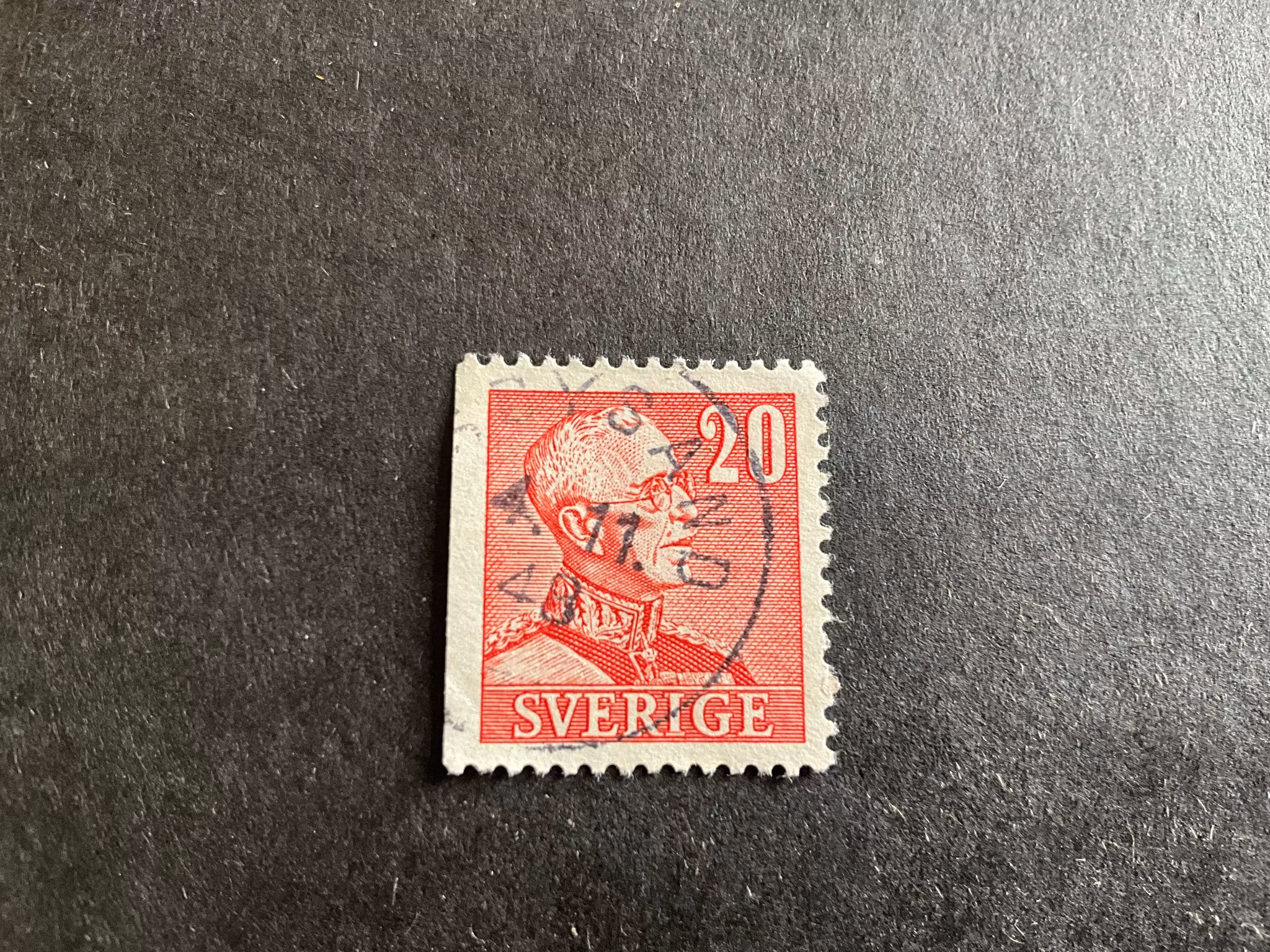 Gustaf V profil höger facit 276 B1 med streck i I:et i Sverige