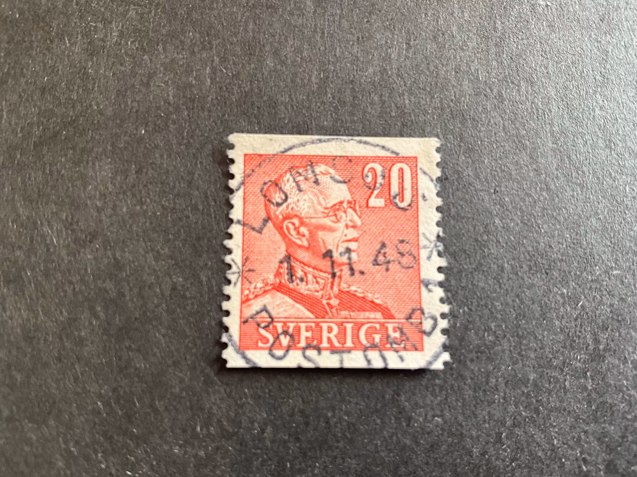 Gustaf V profil höger facit 276 A praktstämplat LOMSJÖ *POSTOMBUD 1*