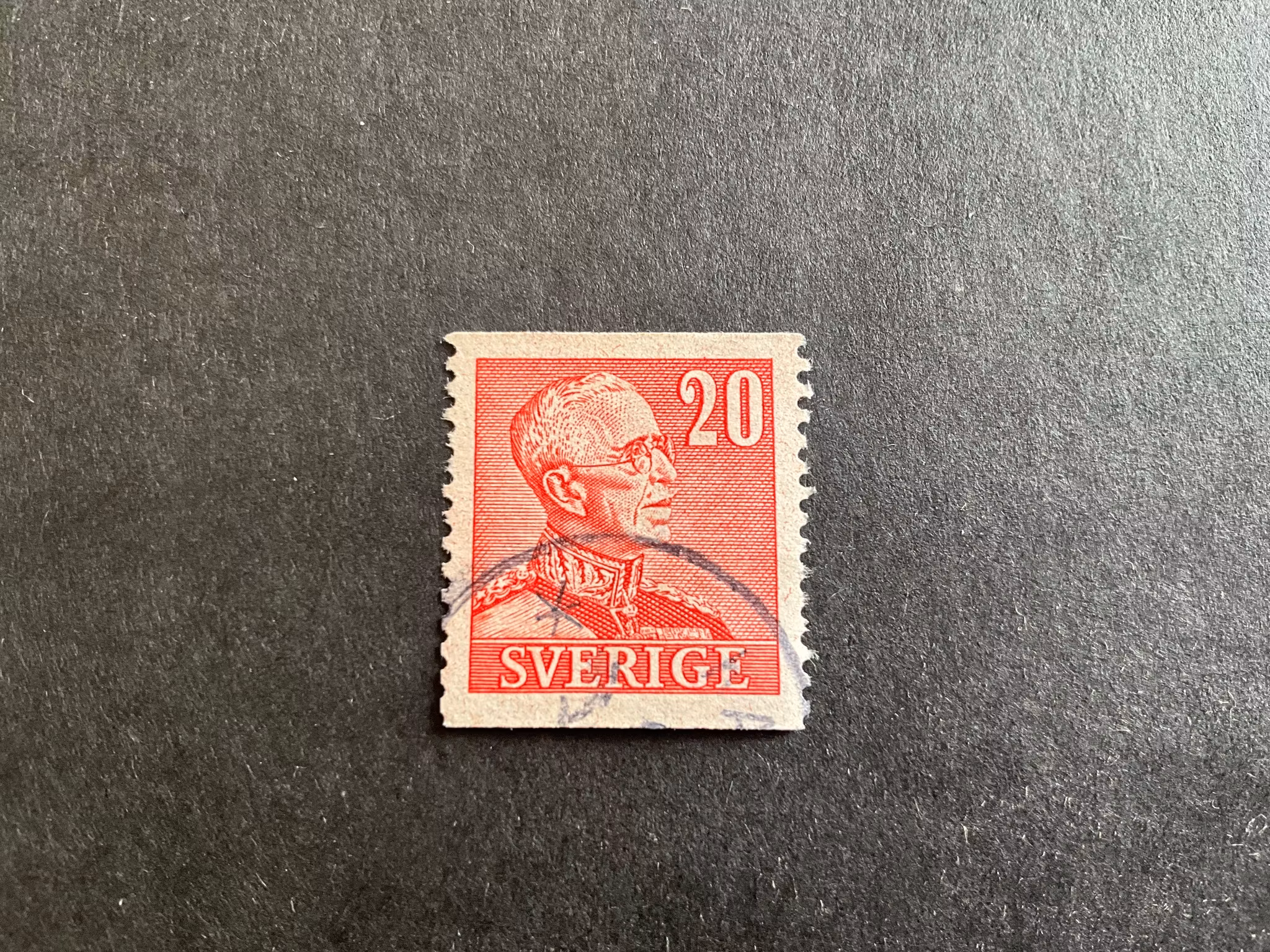 Gustaf V profil höger facit 276 A med marmorering i marginalerna