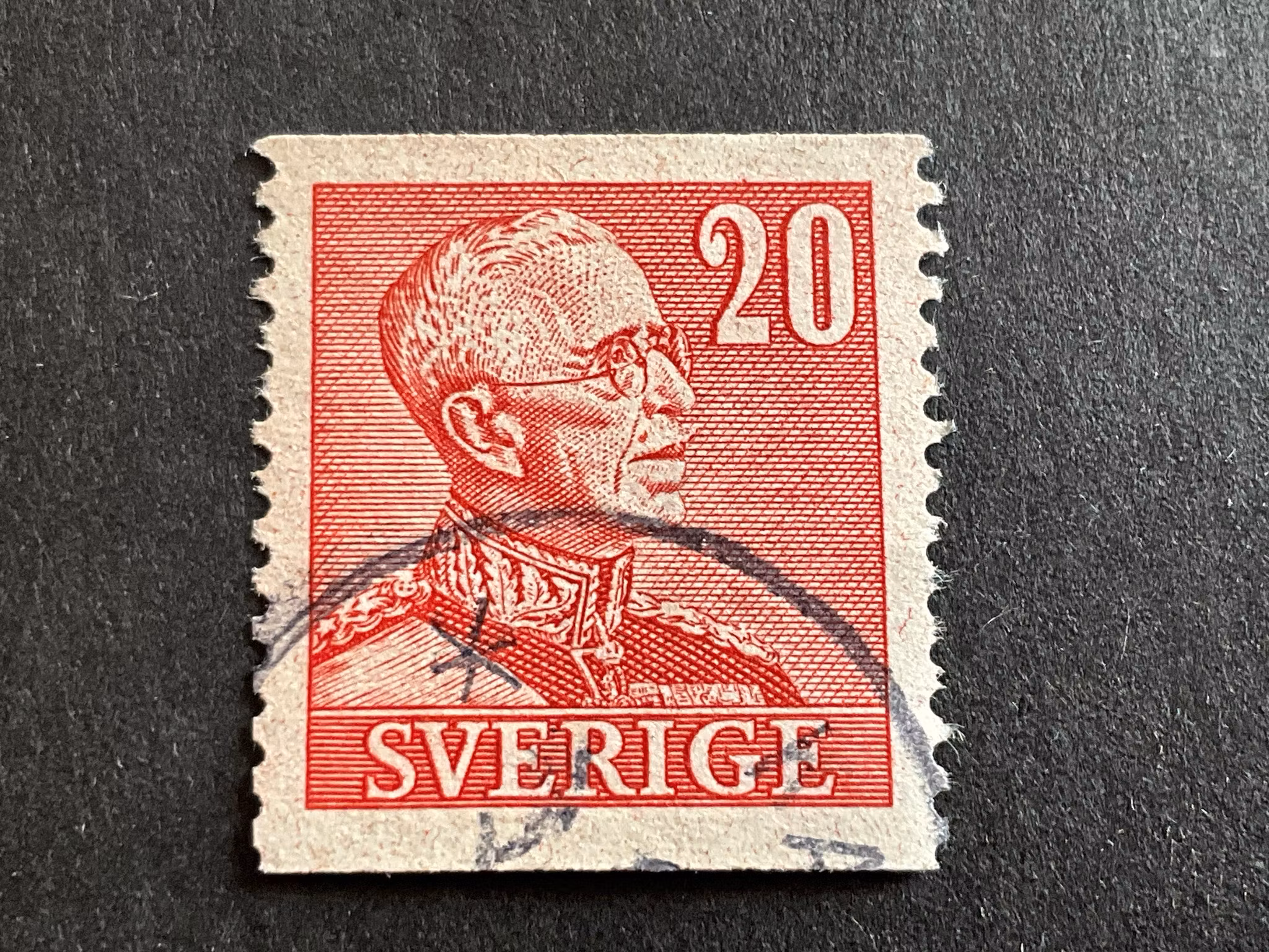 Gustaf V profil höger facit 276 A med marmorering i marginalerna