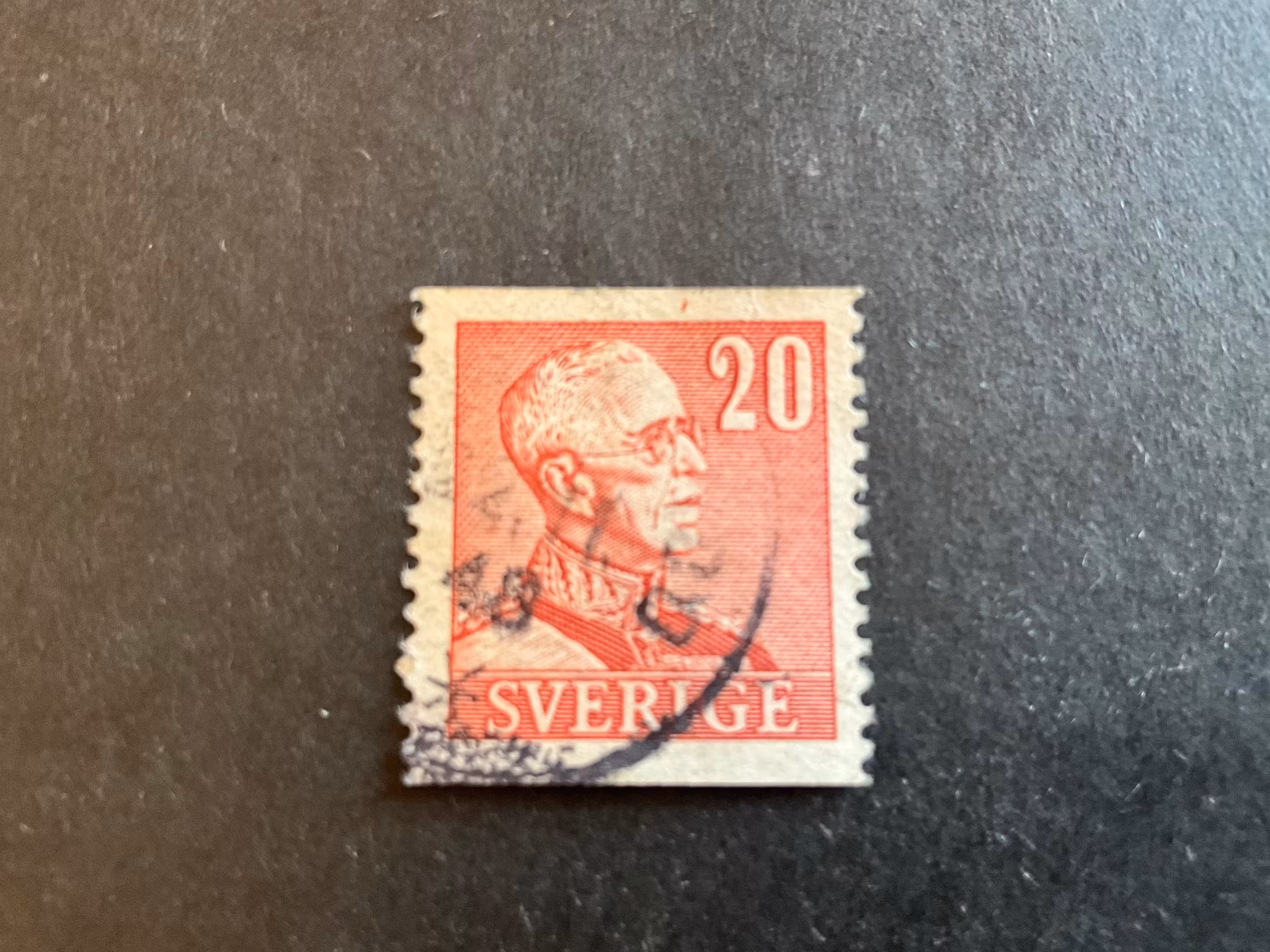 Gustaf V profil höger facit 276 A med färgfläck i marginalen