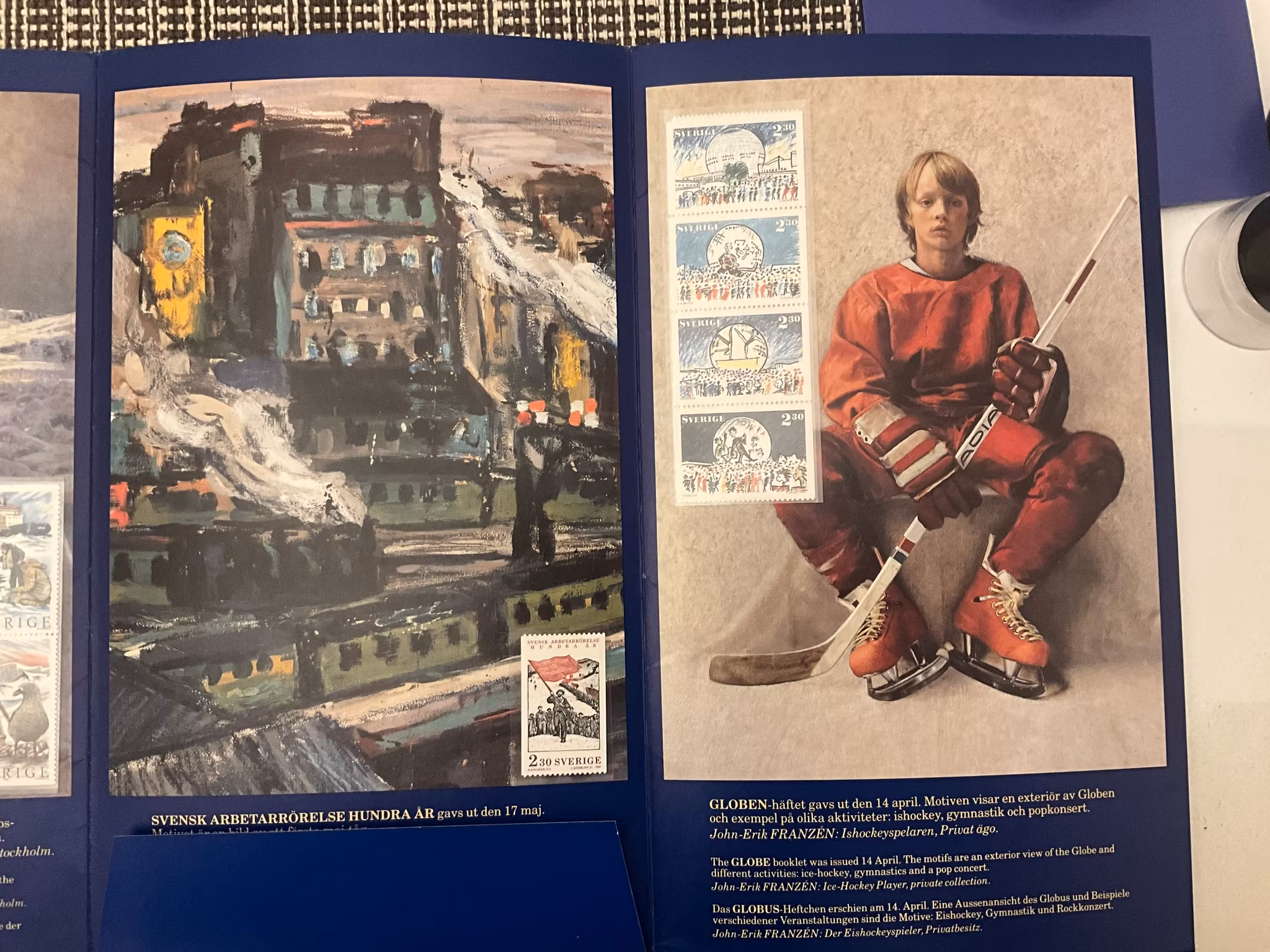 En fin folder med postfriska specialfrimärken från 1989