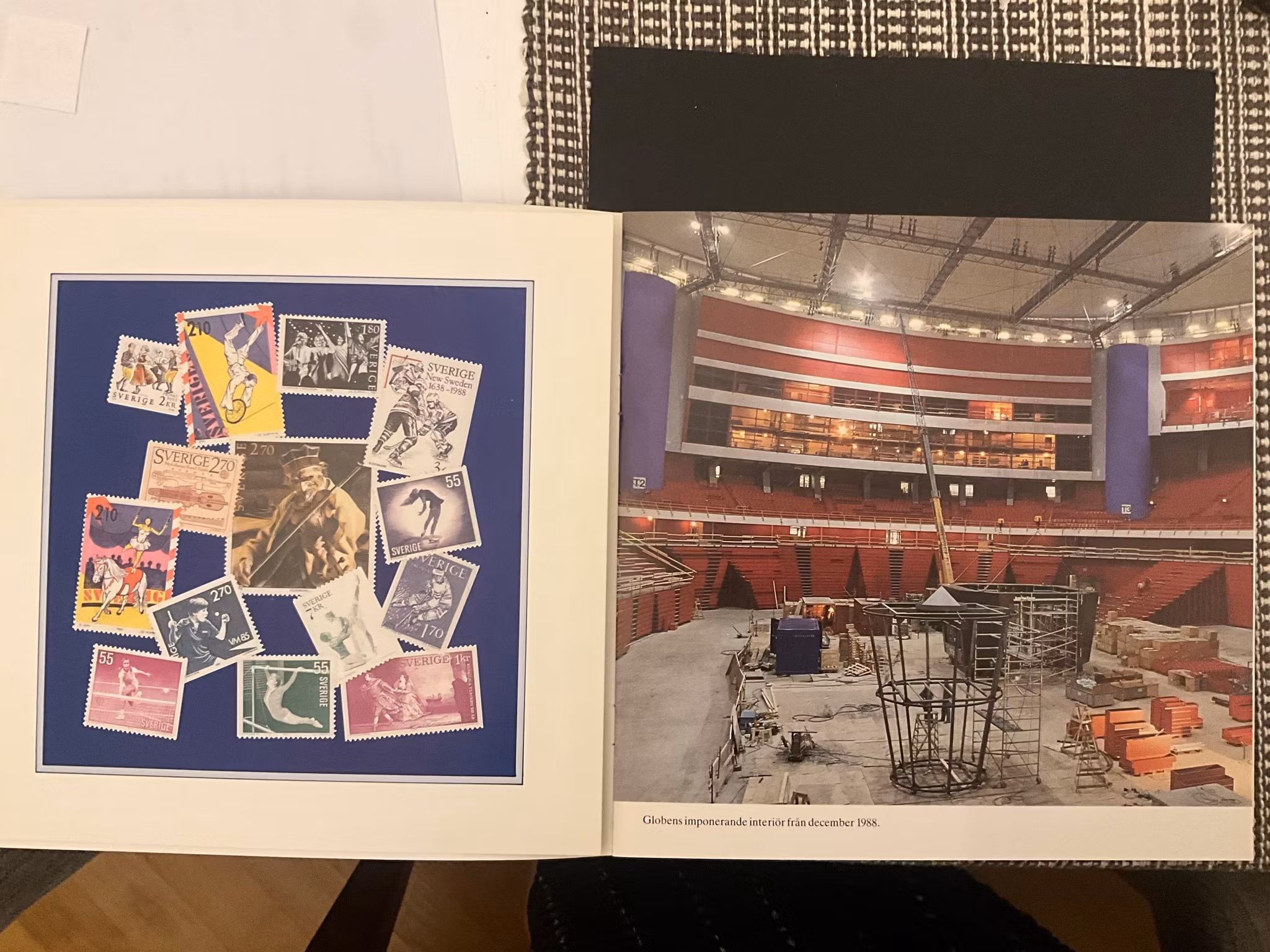 Folder Globen på frimärken med ett postfriskt häfte och stämplat block