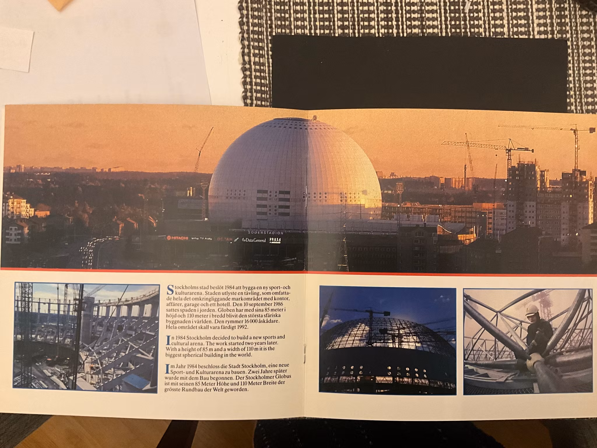 Folder Globen på frimärken med ett postfriskt häfte och stämplat block