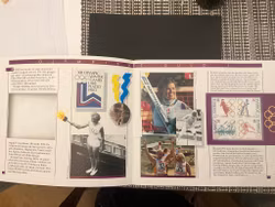 En folder med svenska OS guld både postfriskt och stämplat