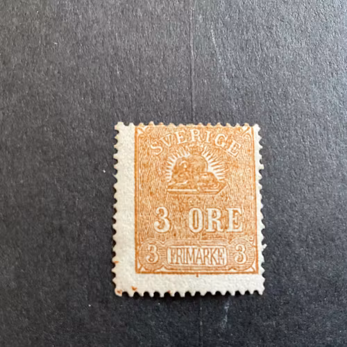 Liggande lejon facit 14 B a svagt olivaktigt gråbrun, märket är omggummerat