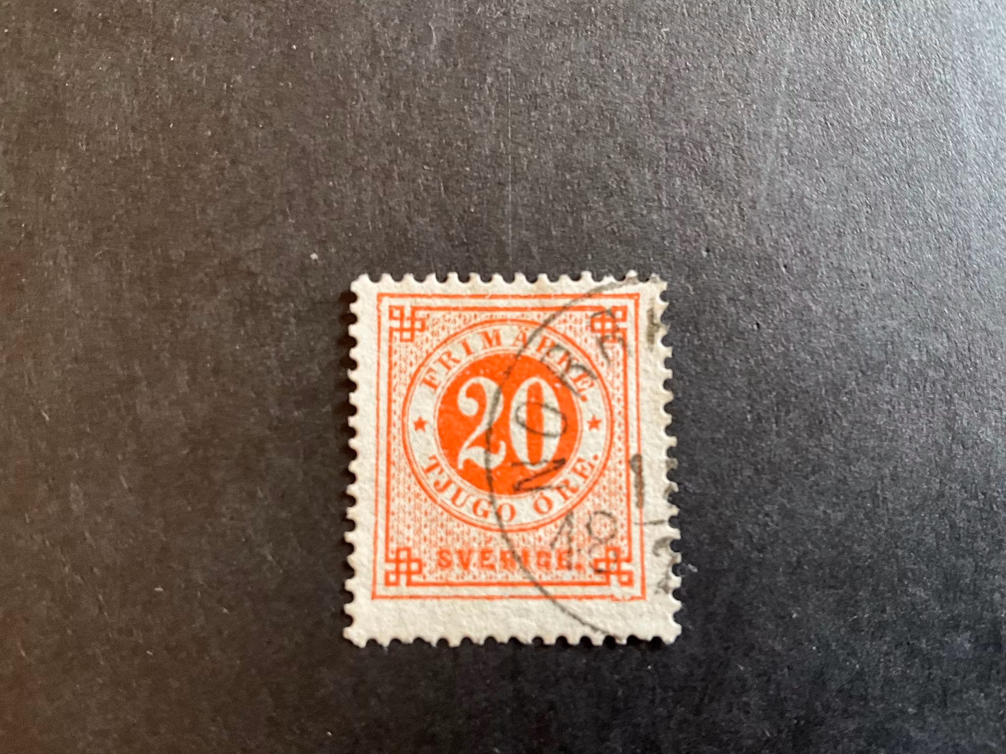 Ringtyp T 13 facit 33 med brott i nedre ram+kartongpapper