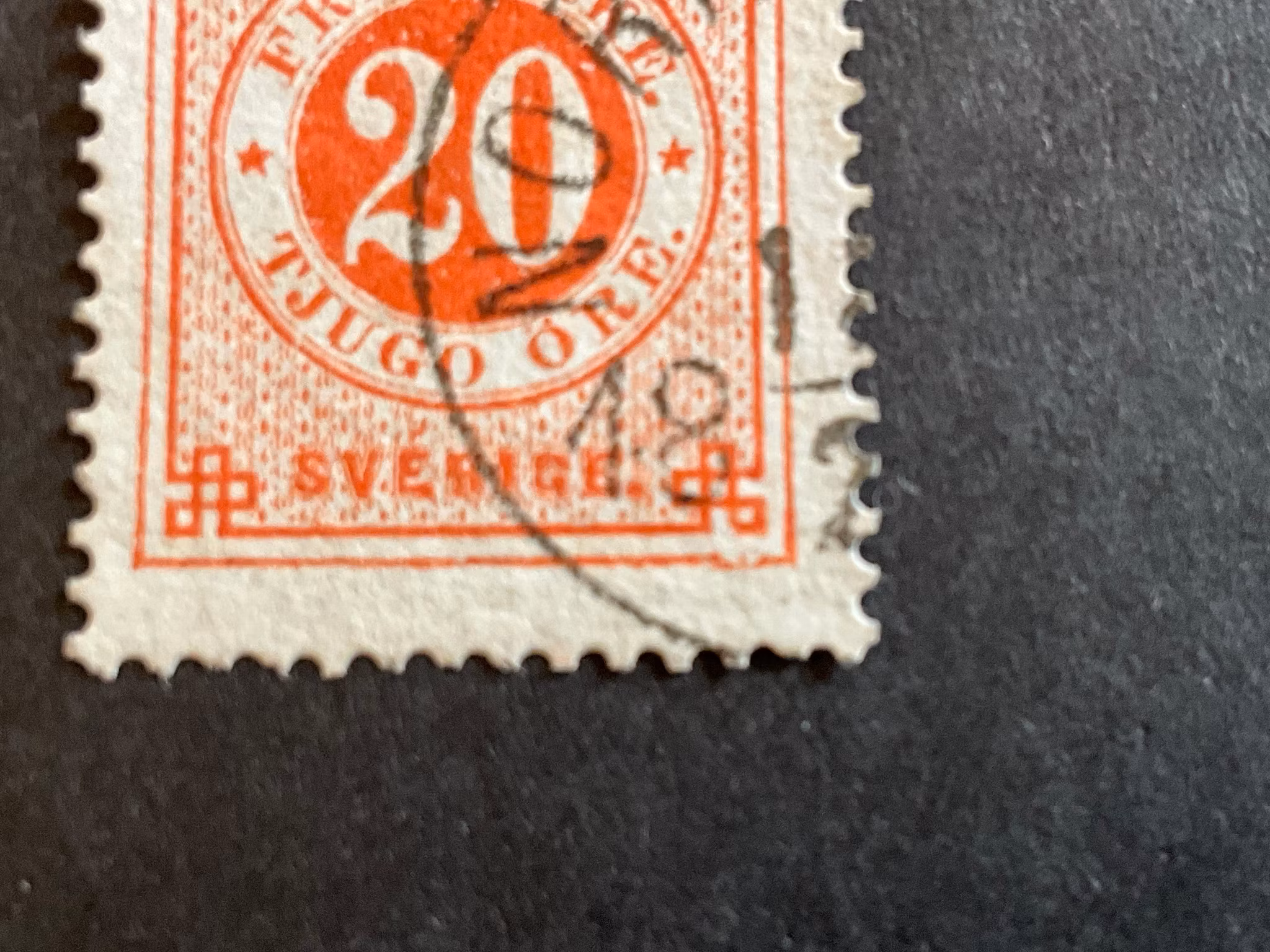 Ringtyp T 13 facit 33 med brott i nedre ram+kartongpapper
