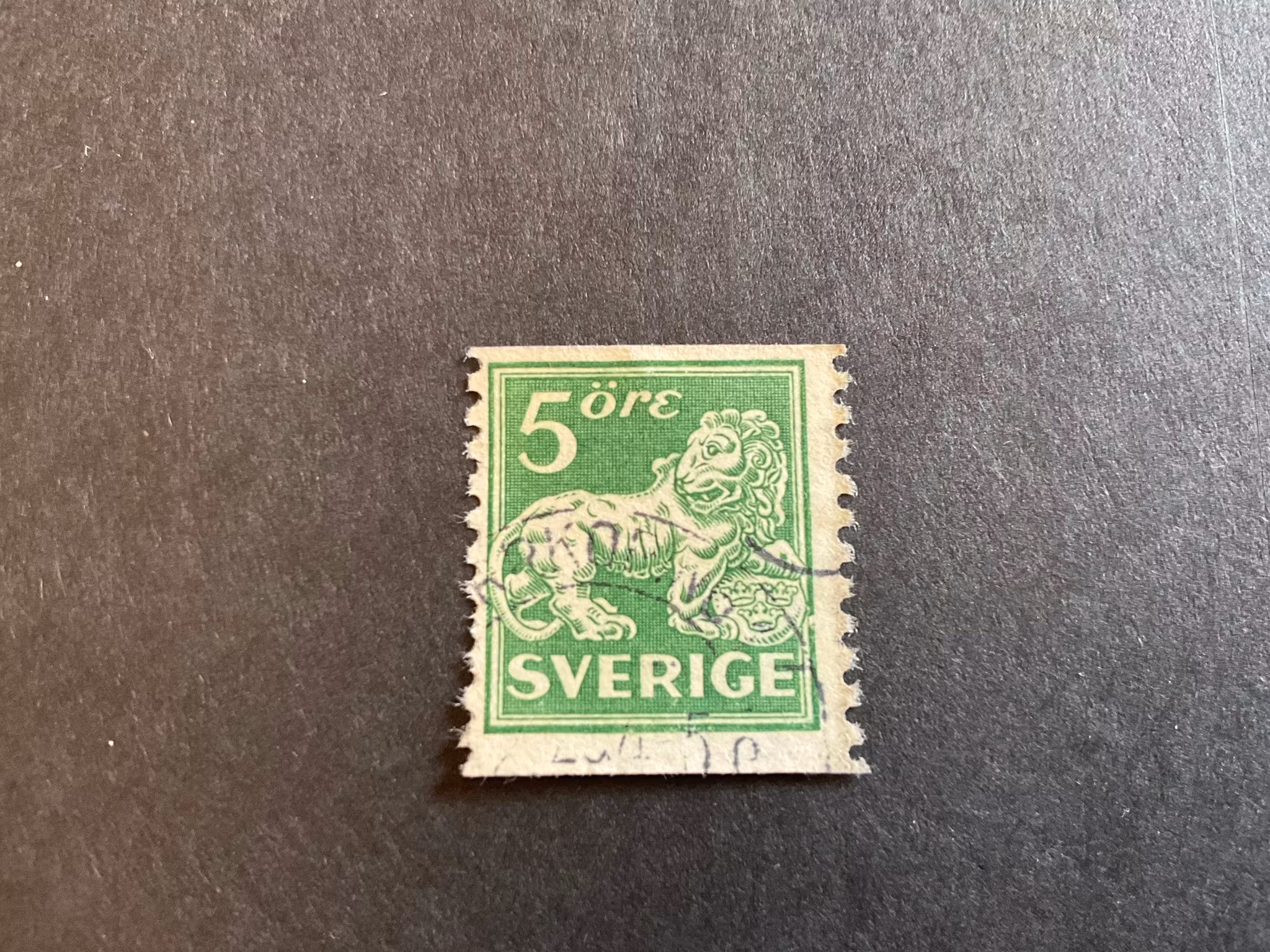 Stående lejon facit nr 143 A cc stämplat märke