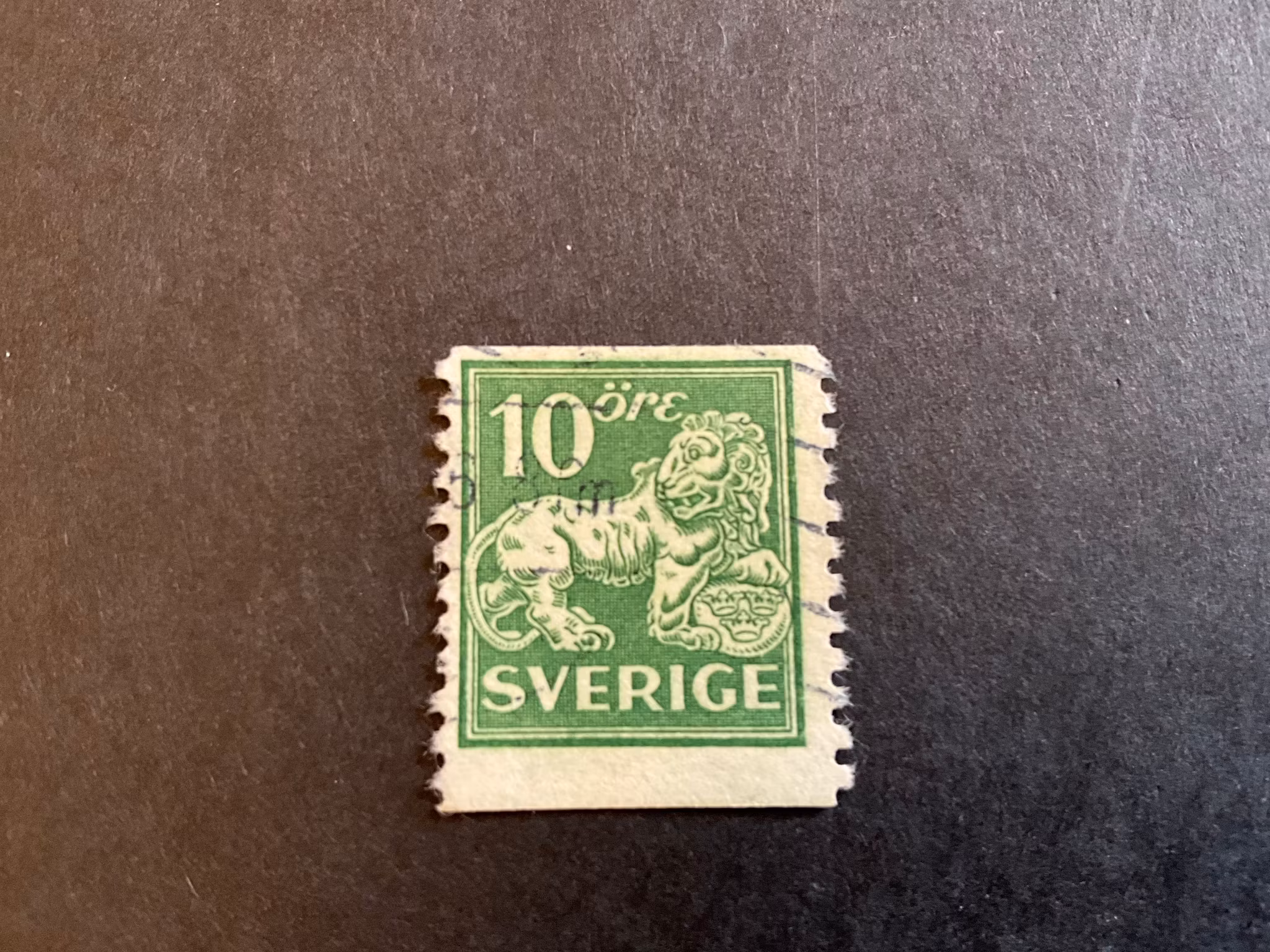 Stående lej9n favit 143 A cxz stämplat märke