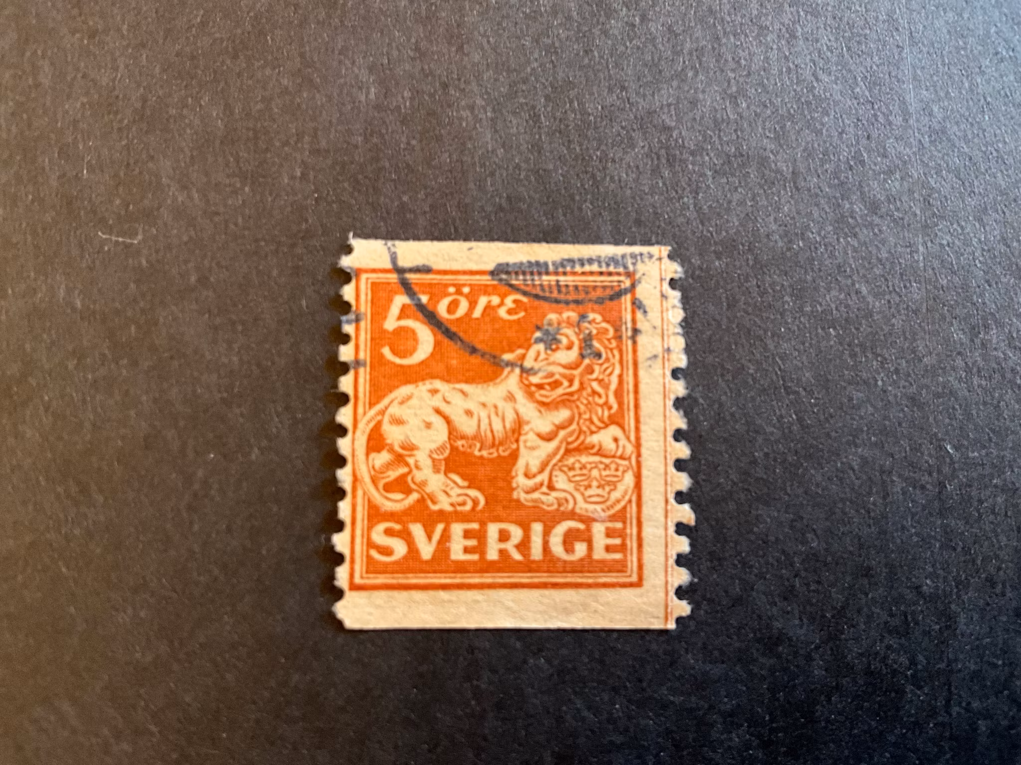 Stående lejon facit 142 A stämplat  med lödskarvslinje