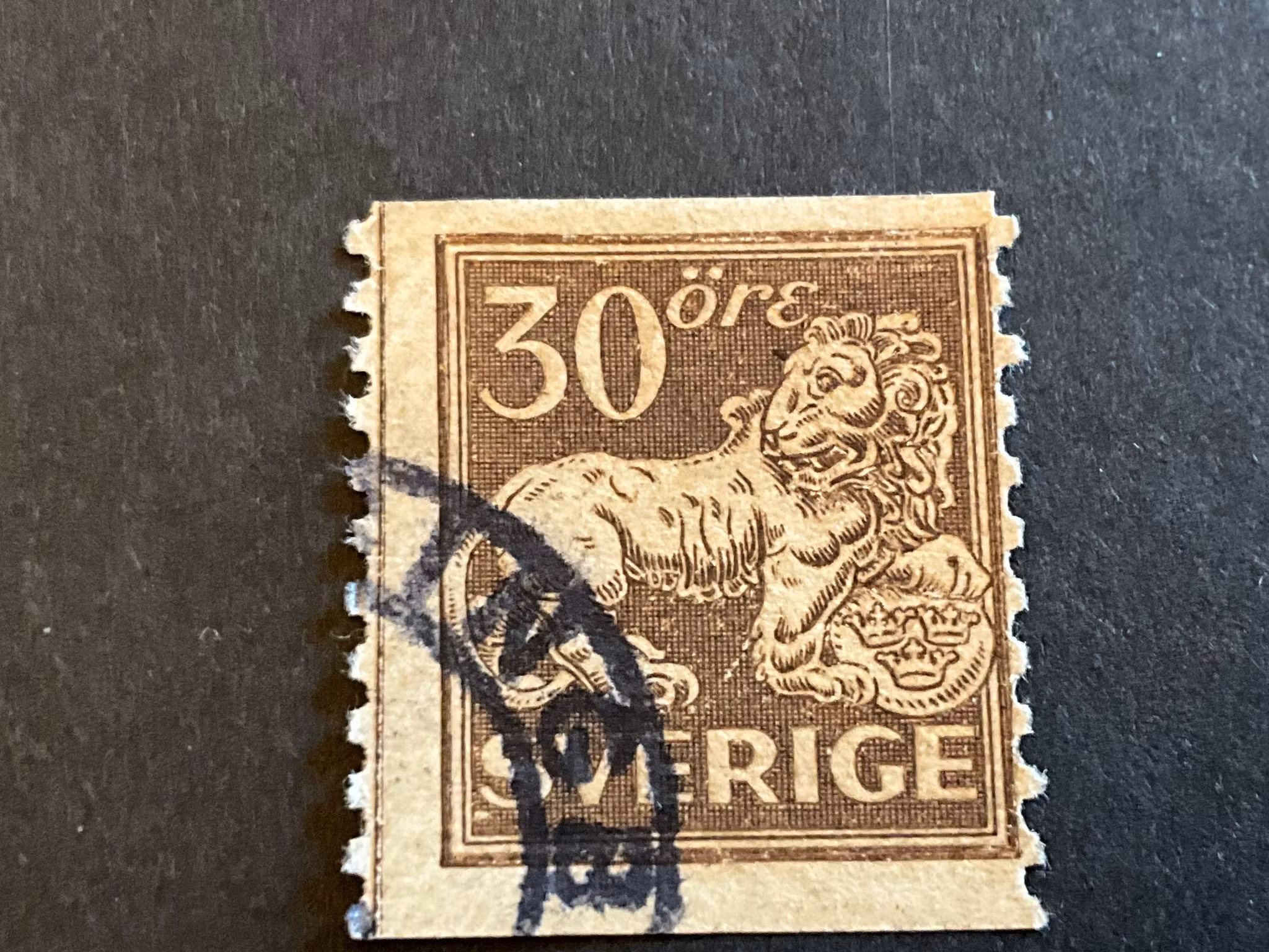 Stående lejon facit 148 A med lödskarvslinje+plåtsår