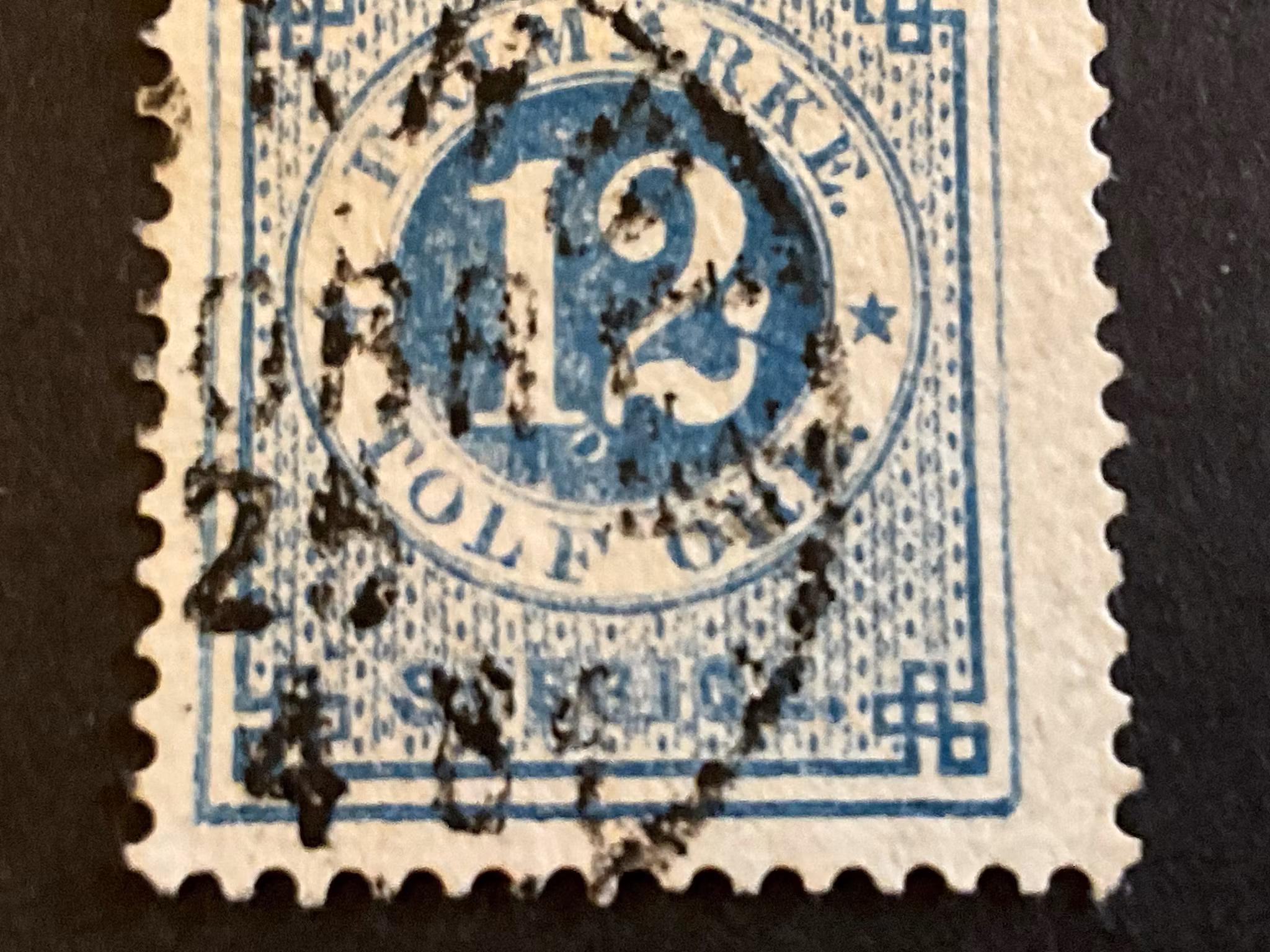 Ringtyp T 13 facit 32 stämplat med plåtsår