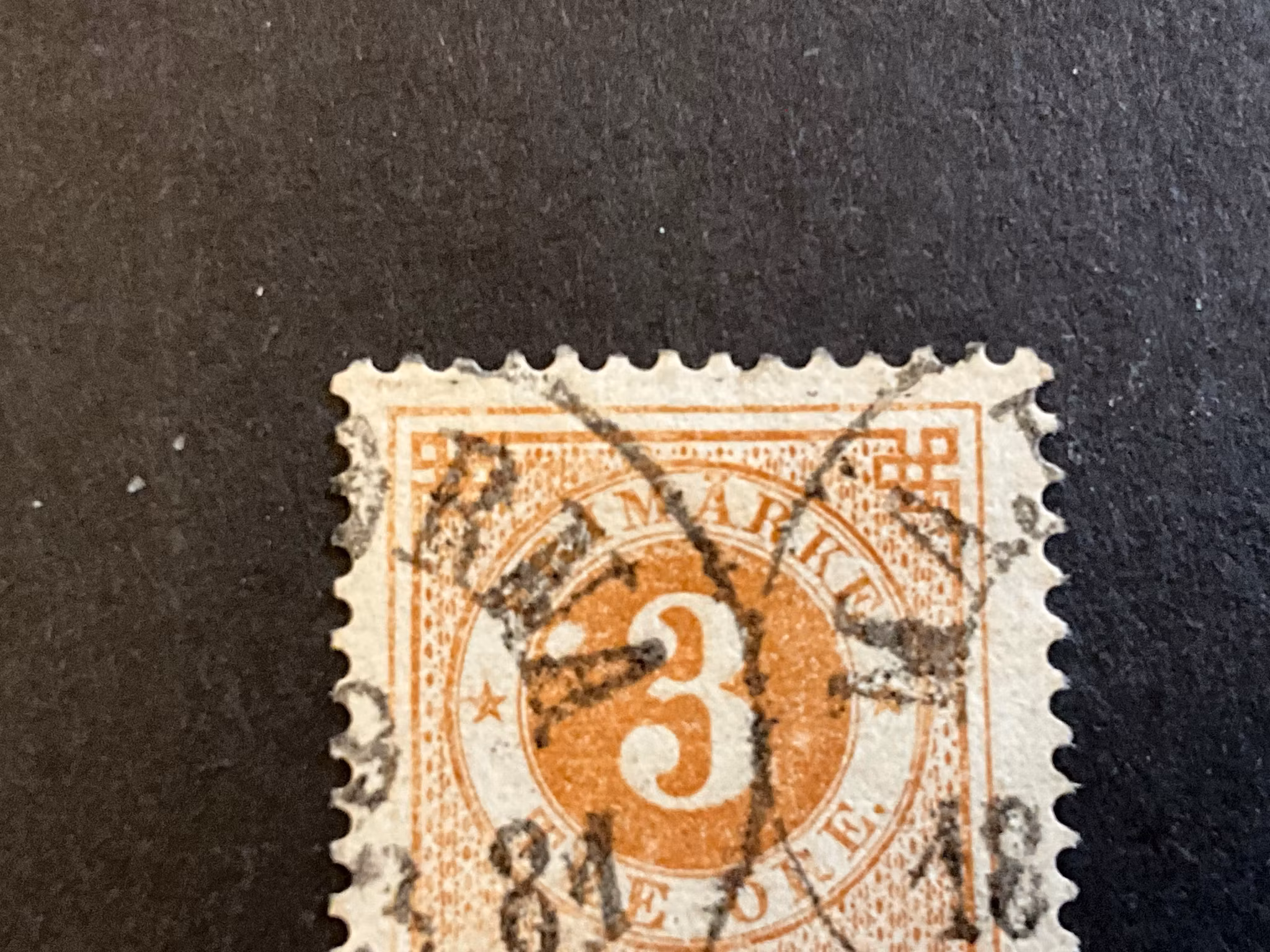 Ringtyp T 13 facit 28 stämplat med vit flöck i ringen+avbruten ytterram
