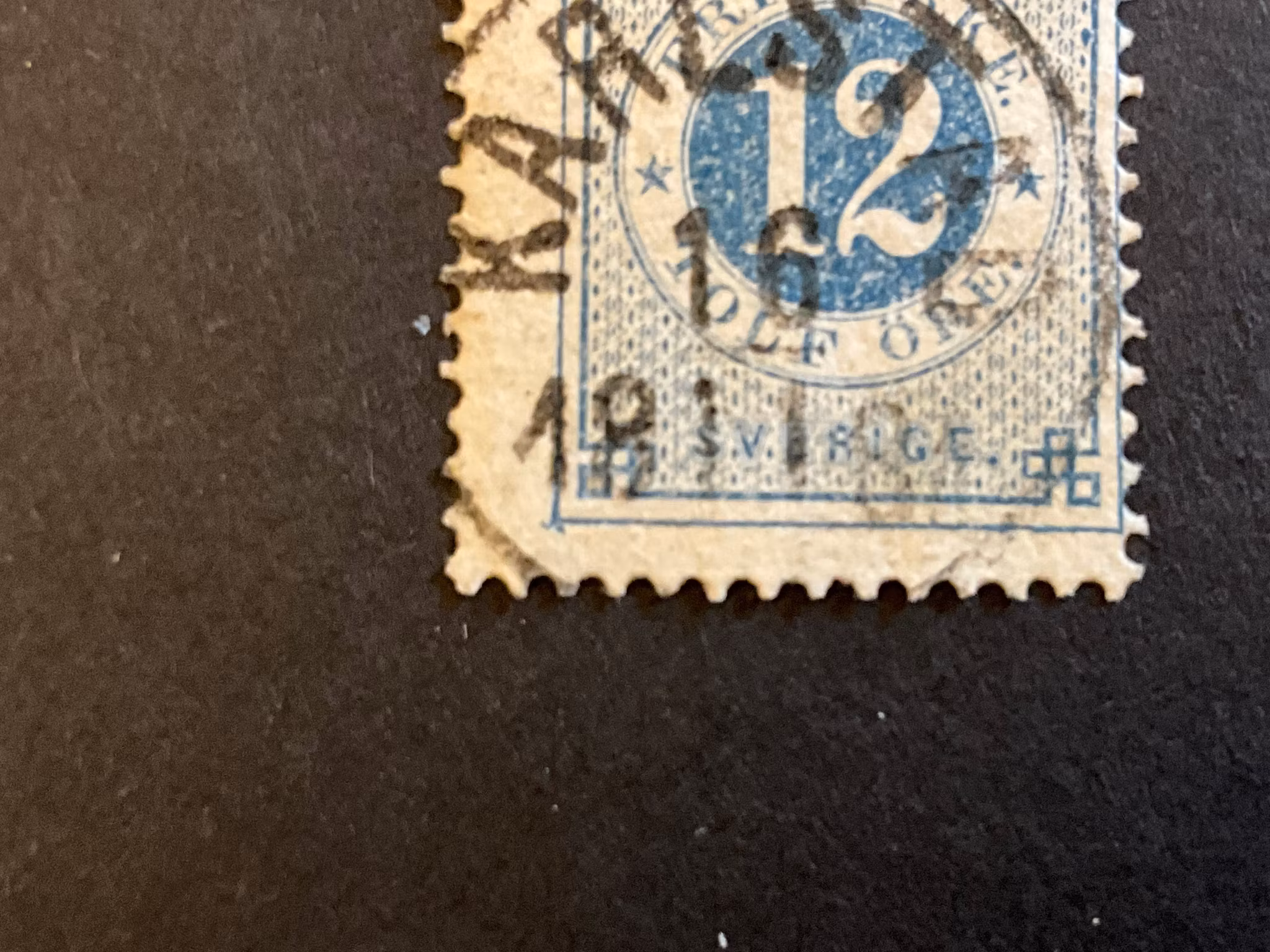 Ringtyp T 13 facit 32 stämplat med förlängd ram i nedre vänster hörn i form av en rosett