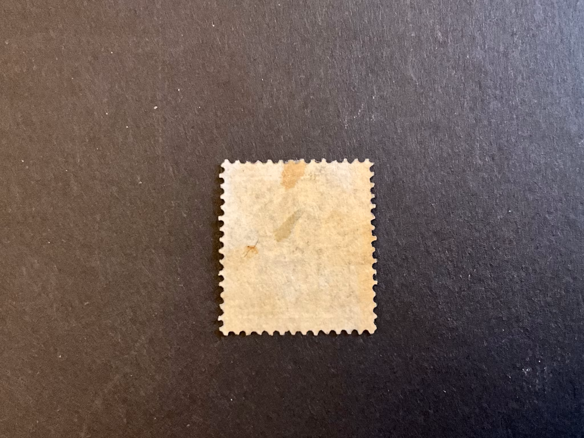 Ringtyp T 13 facit 32 stämplat med förlängd ram i nedre vänster hörn i form av en rosett