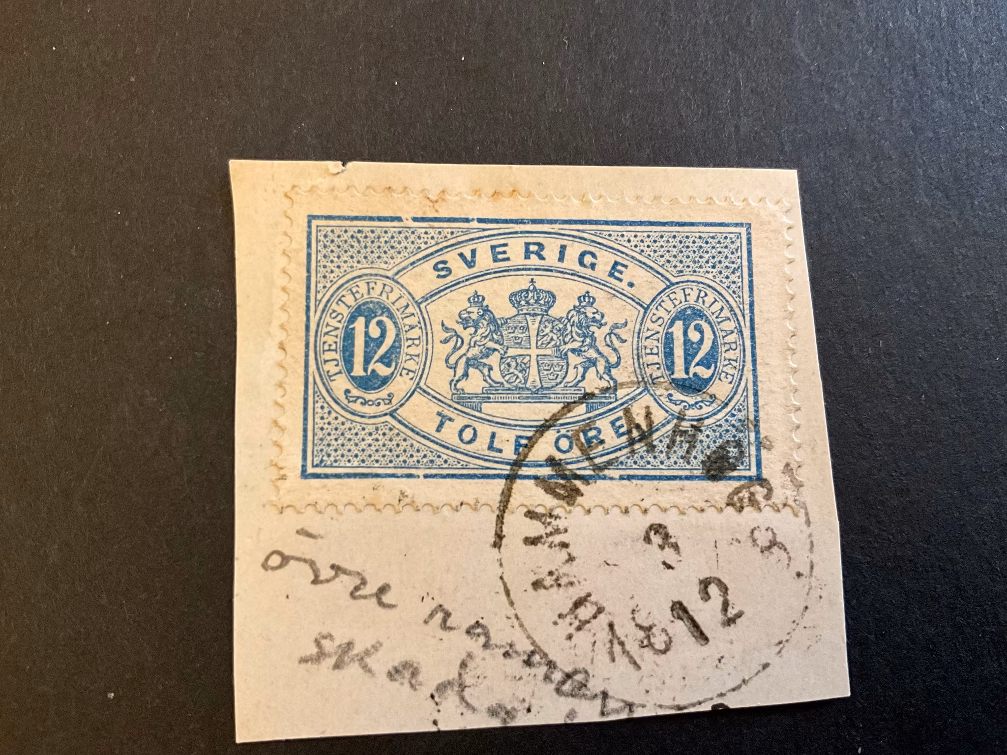 Tjänstefrimärke TJ 5 med bruten ovanram på 2 ställen