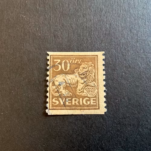 Stående lejon facit 148 A med retusch både uppe och nere