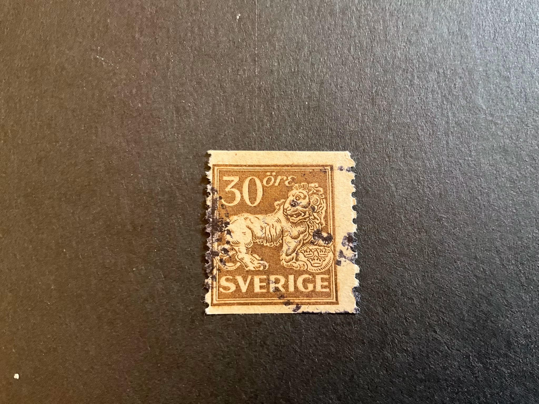 Stående lejon facit 148 A med retusch uppe