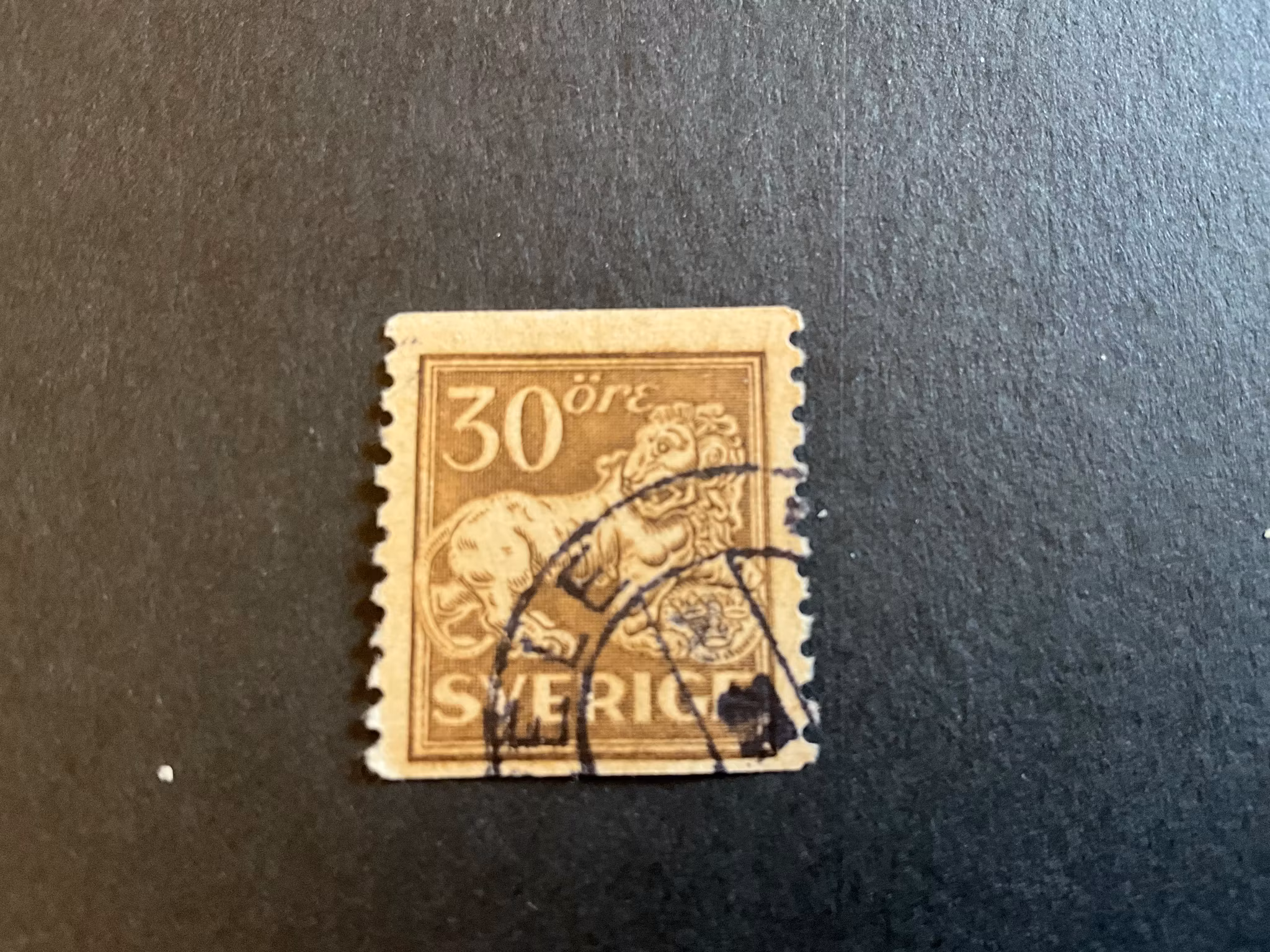 Stående lejon facit 148 A med retusch både uppe och nere