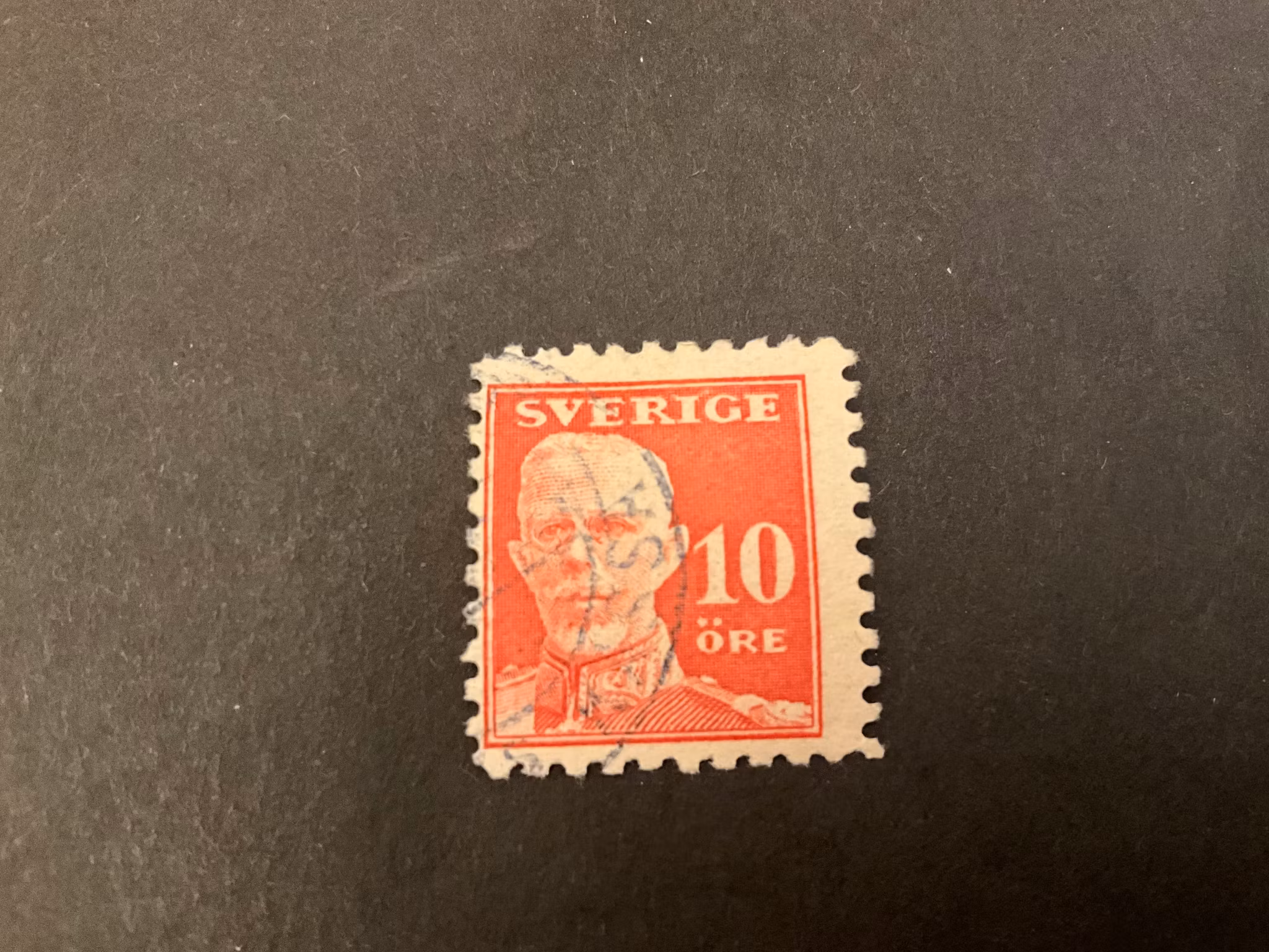 Gustaf V en face facit nr 149 C med plåtsår ” punkt till vänster om I ” i Sverige