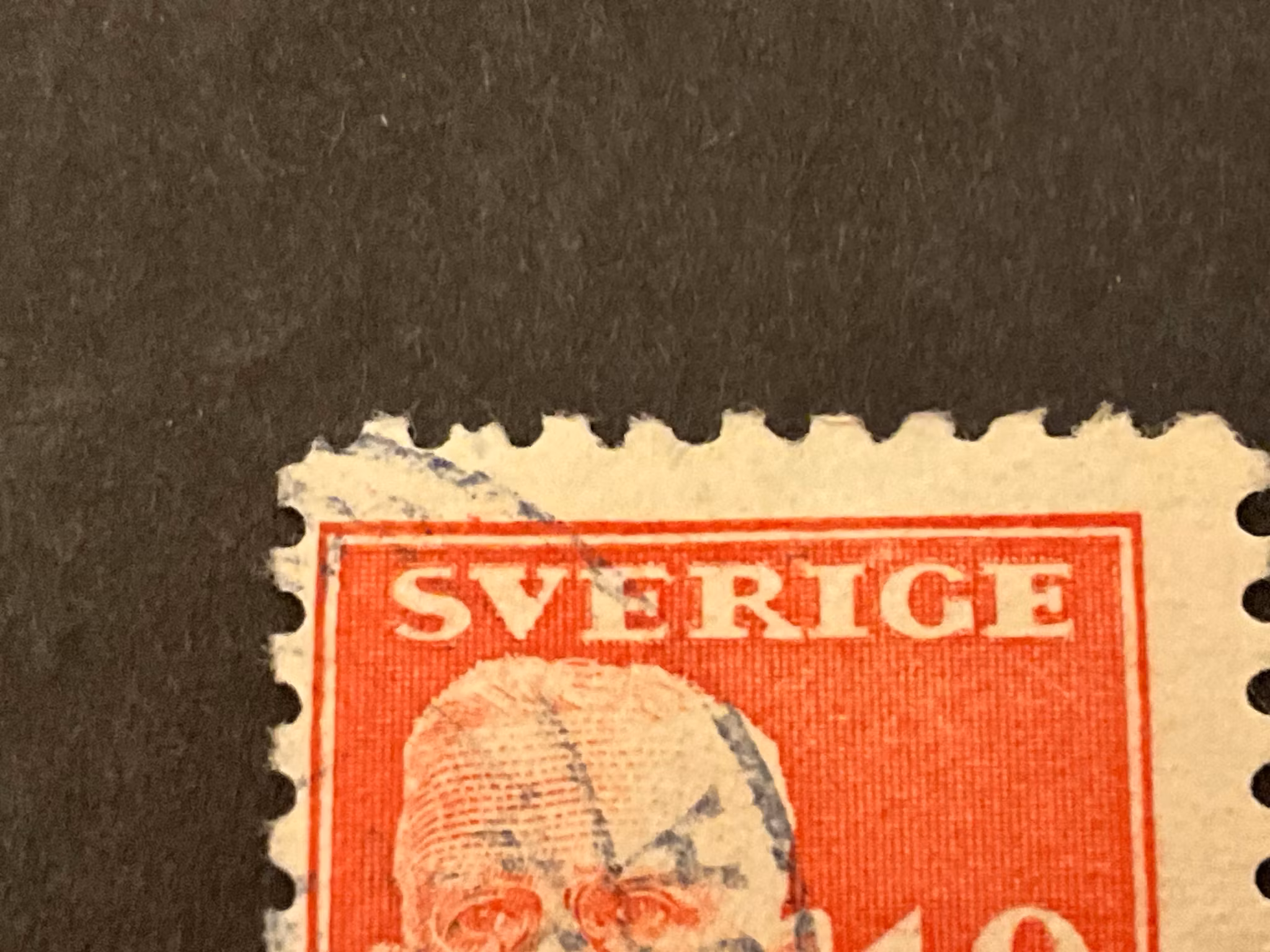 Gustaf V en face facit nr 149 C med plåtsår ” punkt till vänster om I ” i Sverige