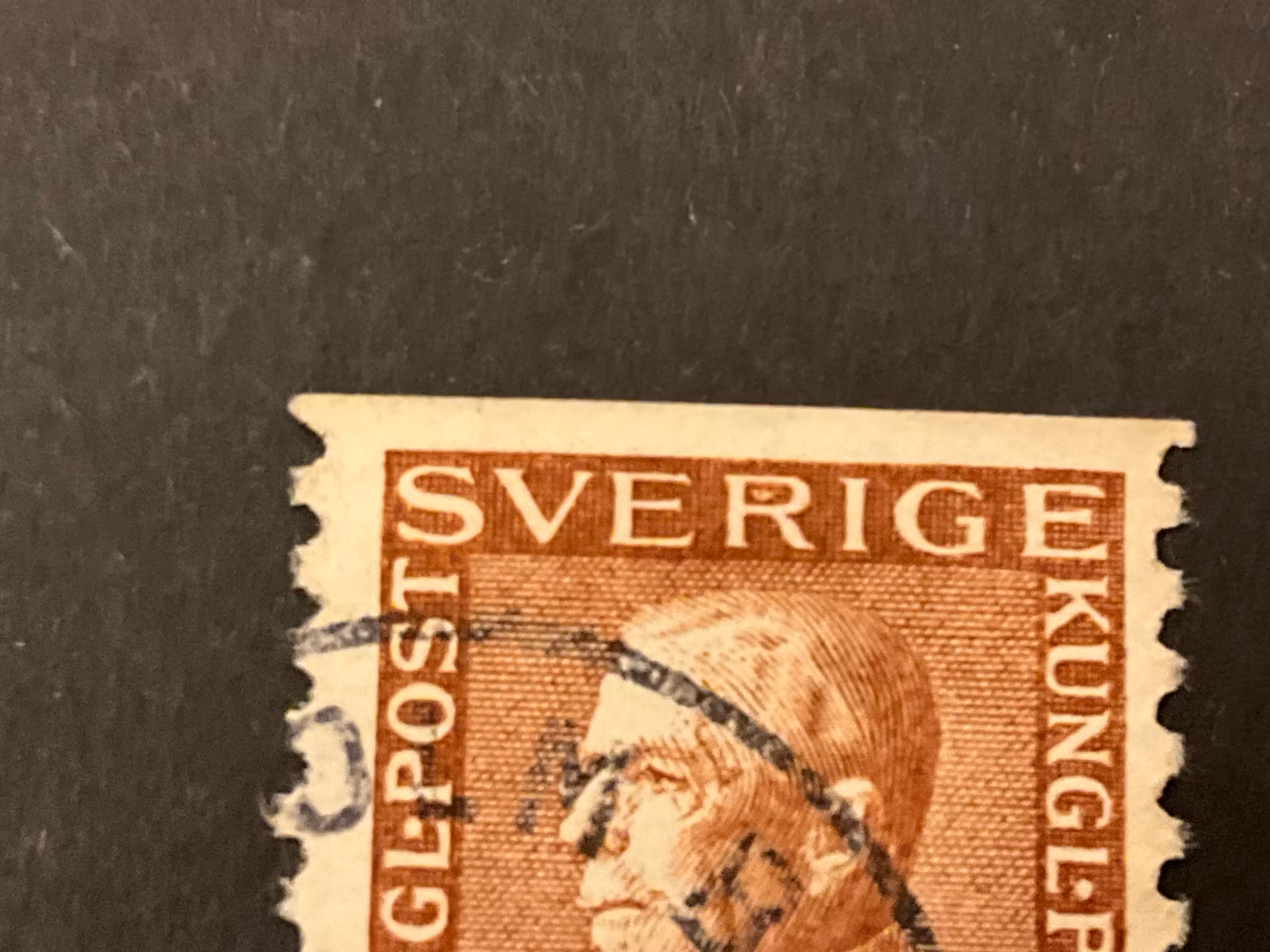 Gustaf V profil vänster facit 178 A med plåtsår i R:et