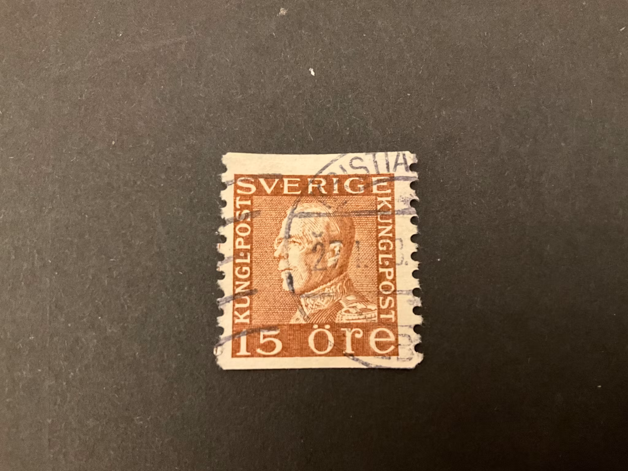 Gustaf V profil vänster facit 178 A med plåtsår mellan V och E i SVERIGE