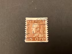 Gustaf V profil vänster facit 178 A med plåtsår mellan V och E i SVERIGE